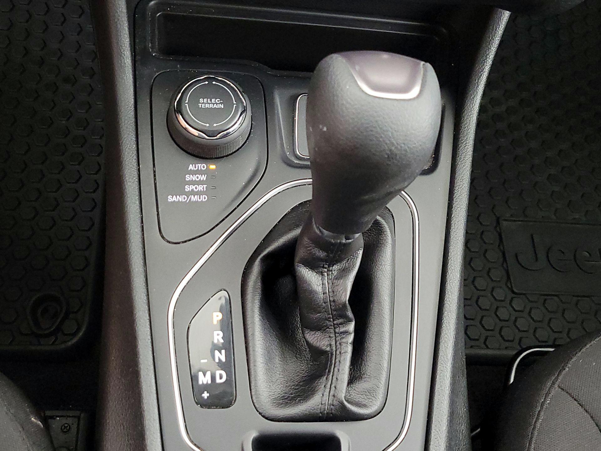 Thumbnail: 2019 Jeep Cherokee - 17