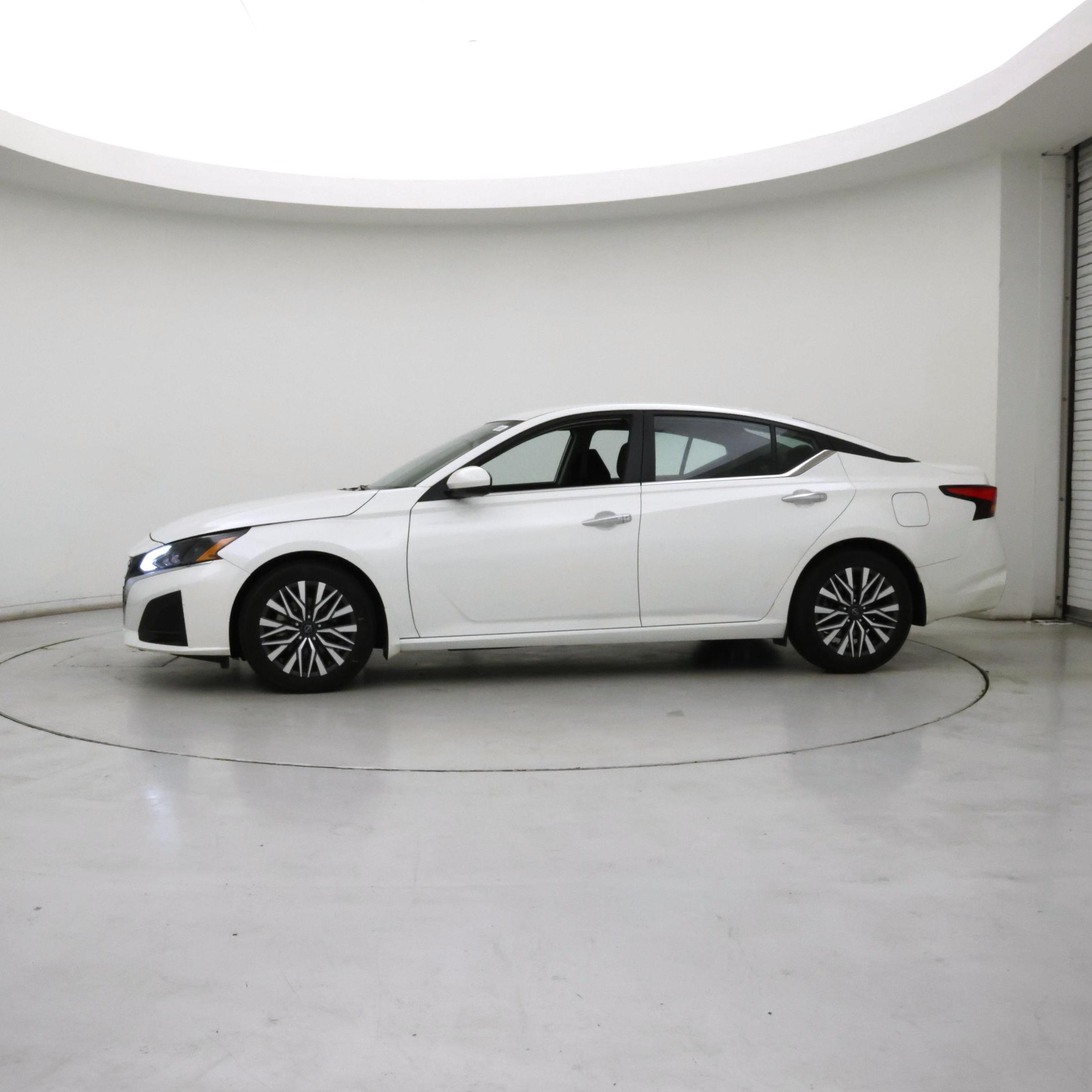 Thumbnail: 2023 Nissan Altima - 3