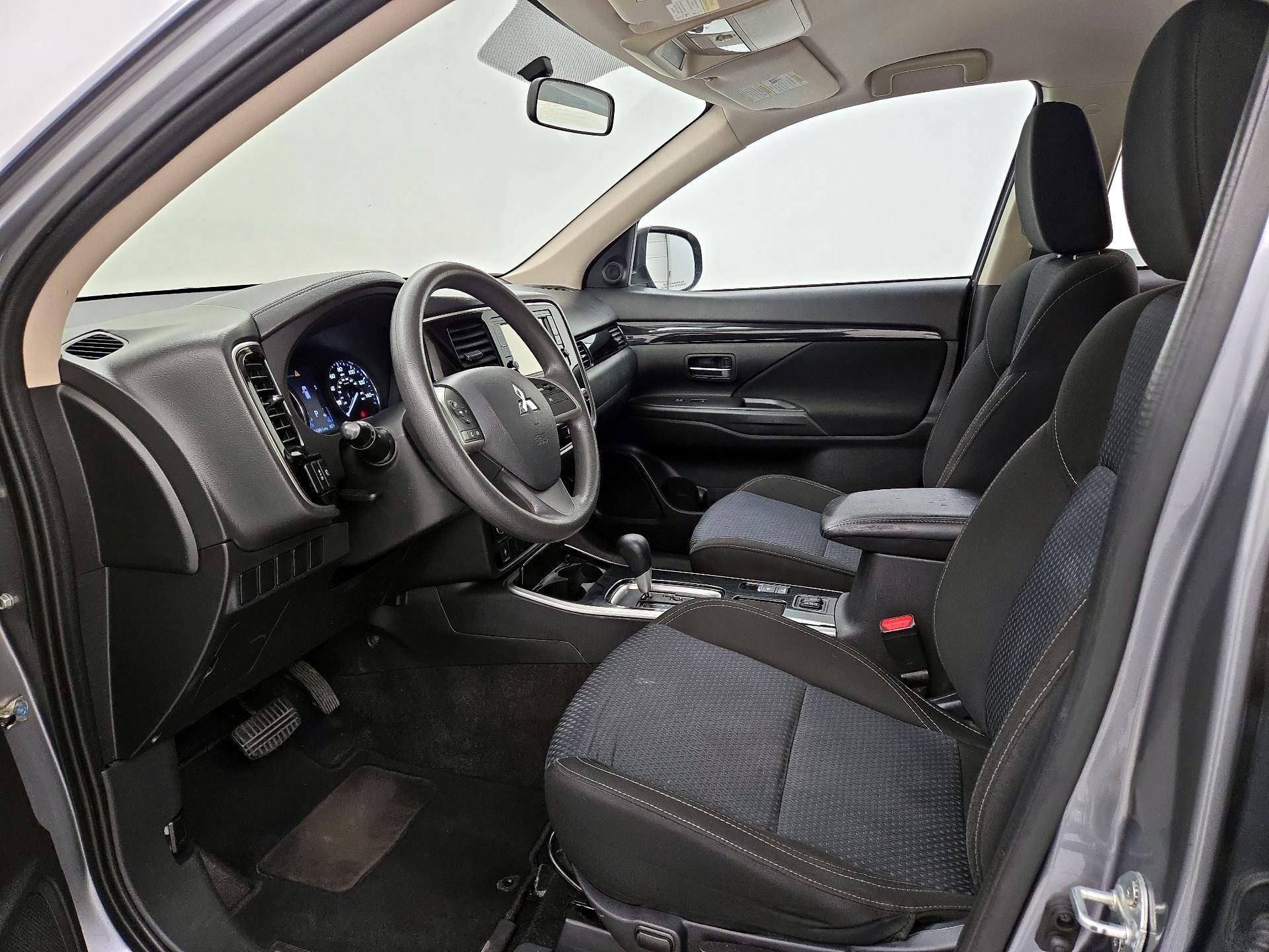 Thumbnail: 2020 Mitsubishi Outlander - 11