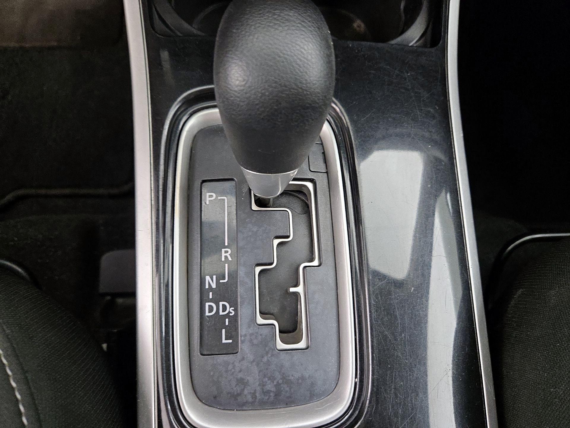 Thumbnail: 2020 Mitsubishi Outlander - 17