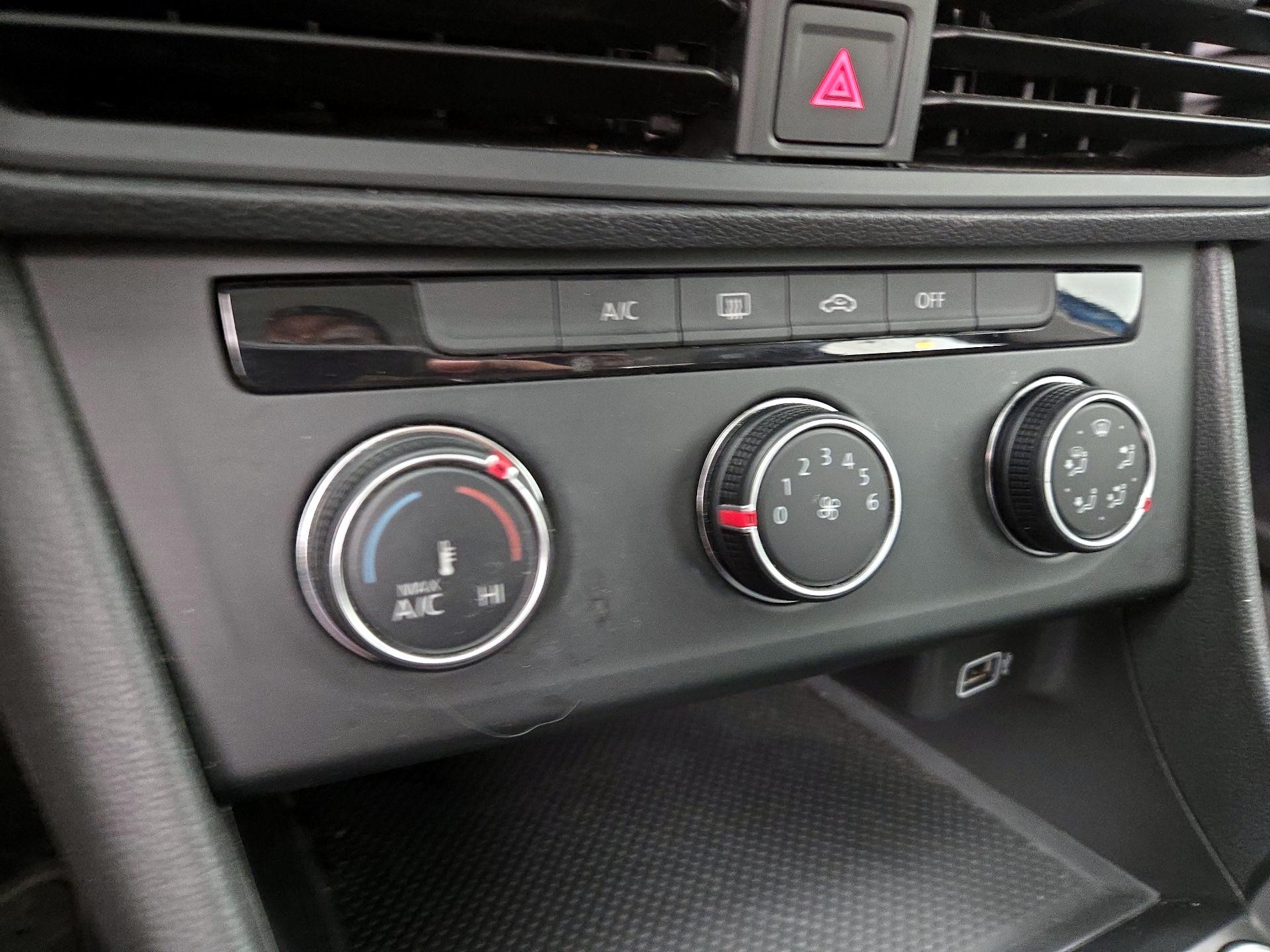Thumbnail: 2019 Volkswagen Jetta - 16