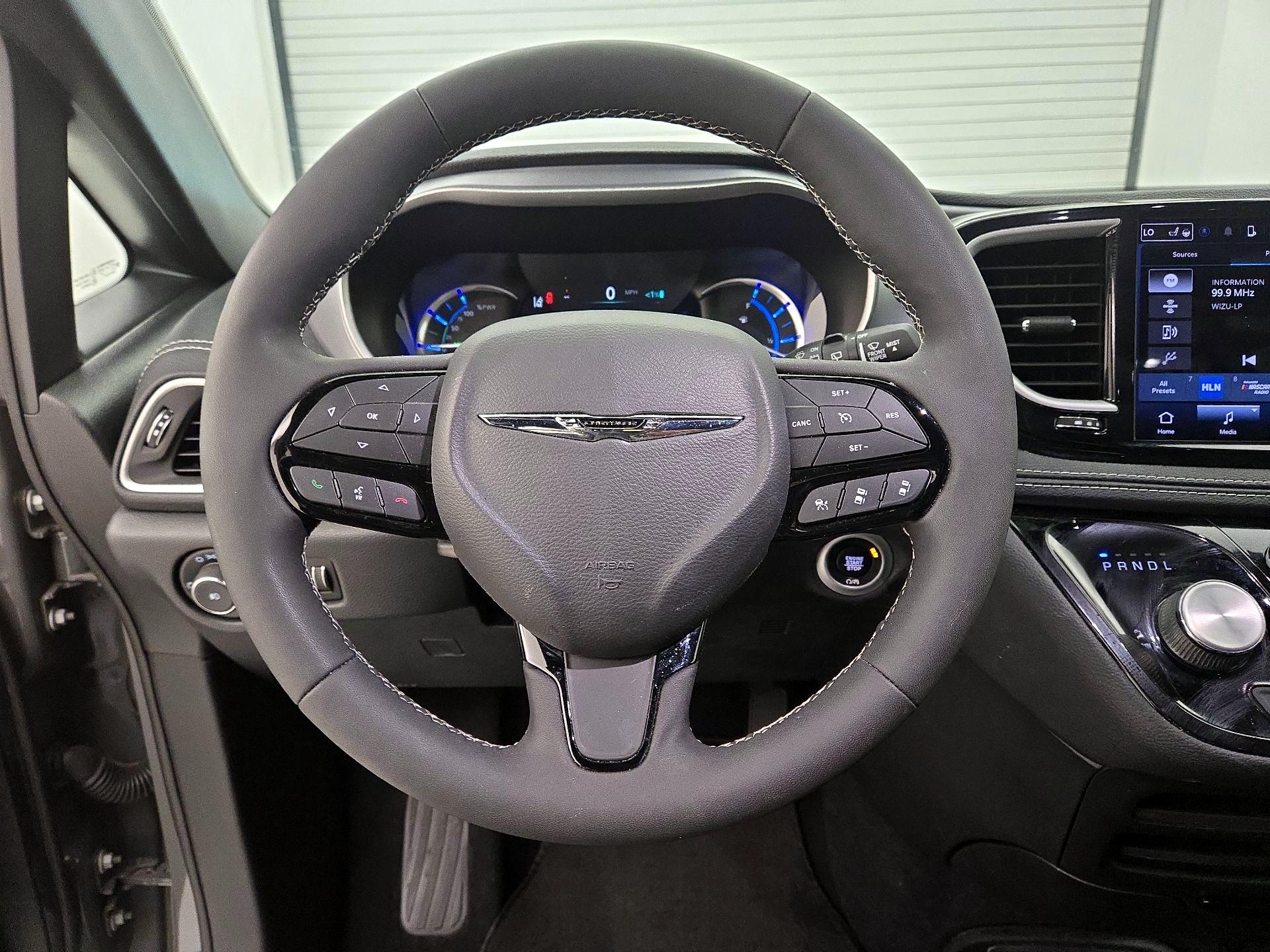 Thumbnail: 2022 Chrysler Pacifica - 10