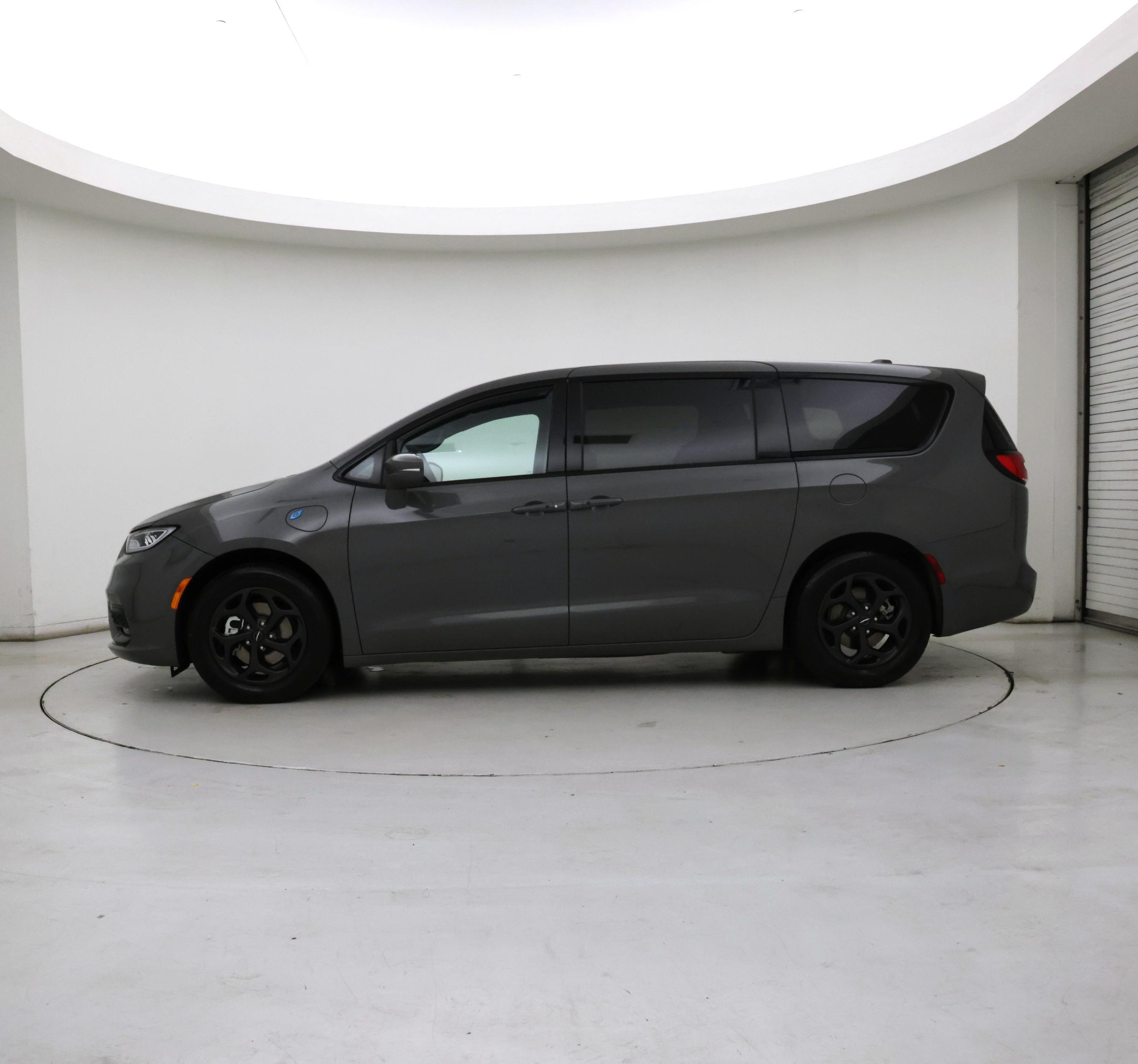Thumbnail: 2022 Chrysler Pacifica - 3