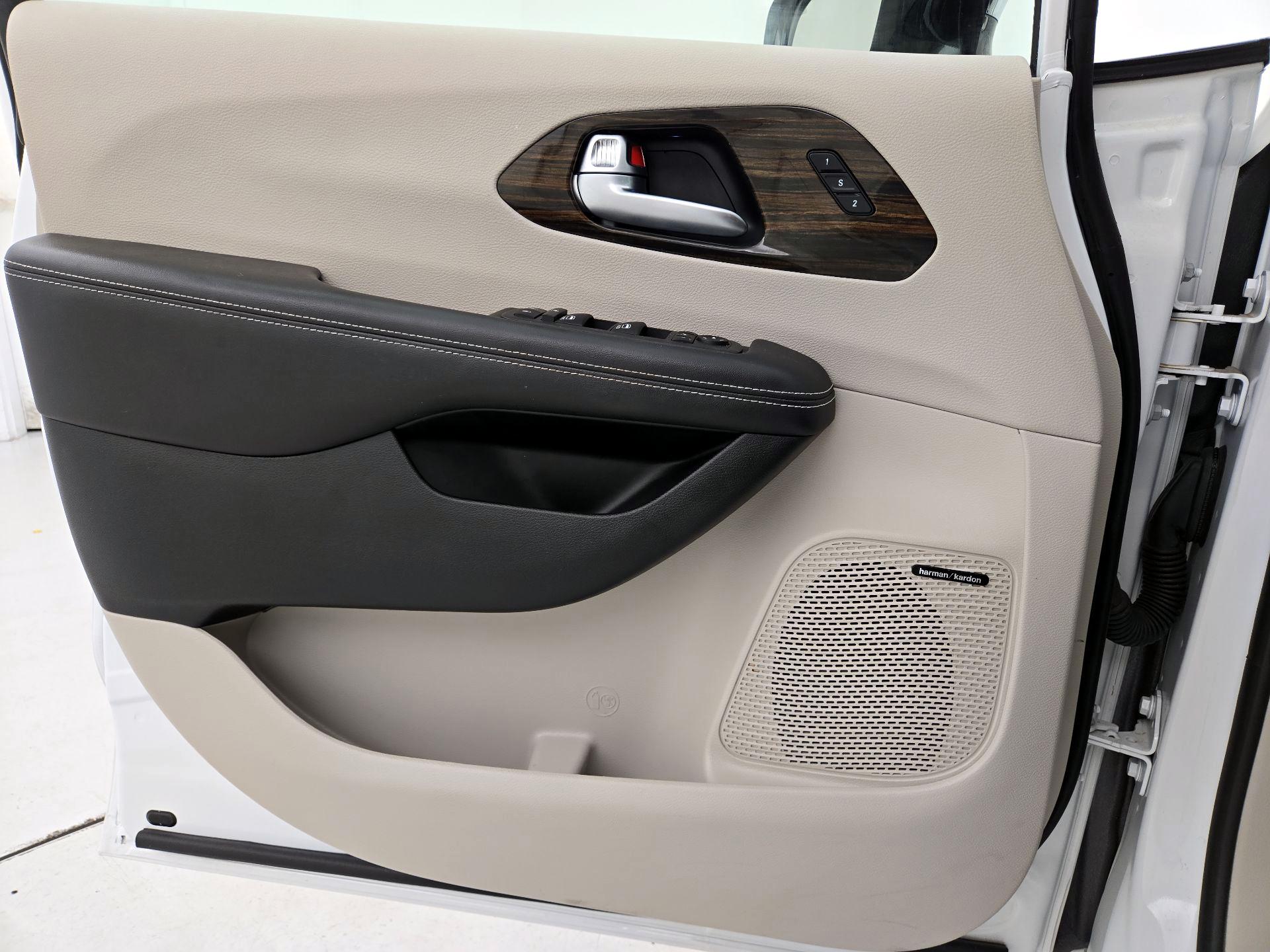 Thumbnail: 2023 Chrysler Pacifica - 12