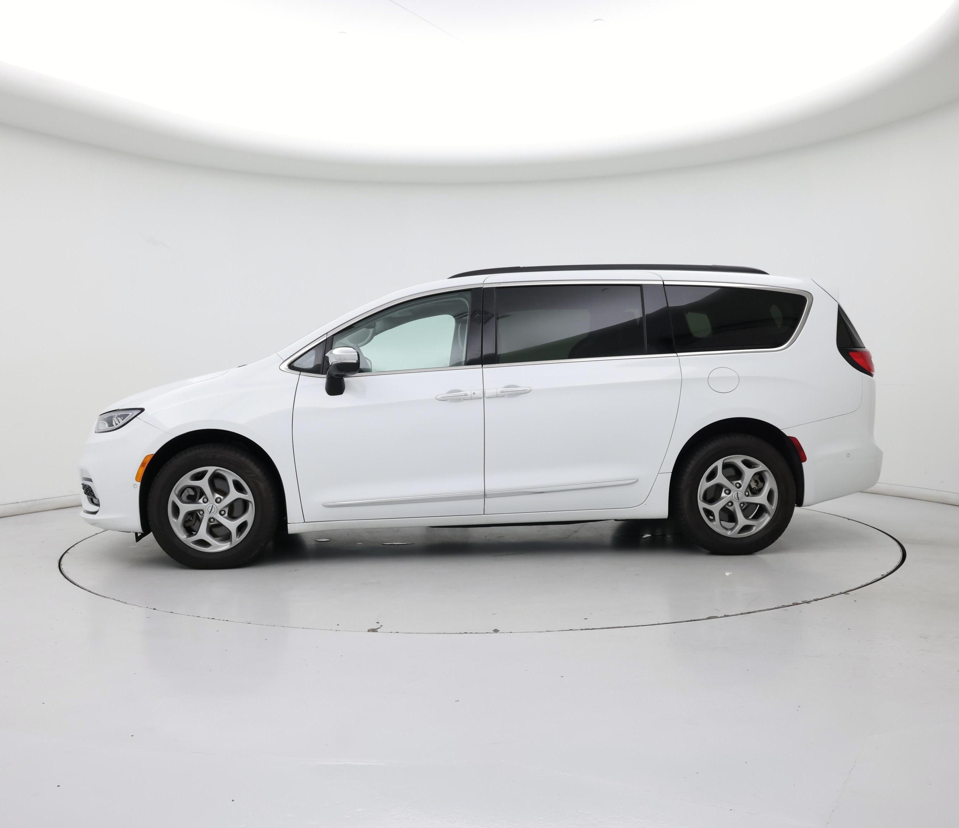 Thumbnail: 2023 Chrysler Pacifica - 3