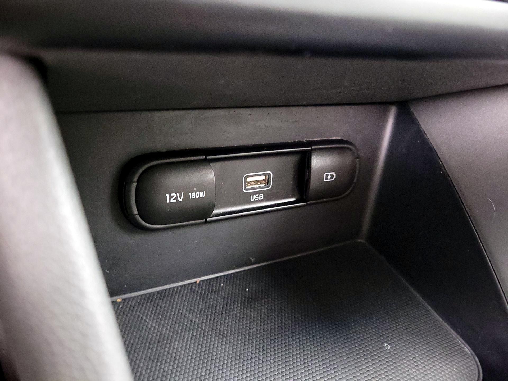 Thumbnail: 2020 Kia Niro - 18