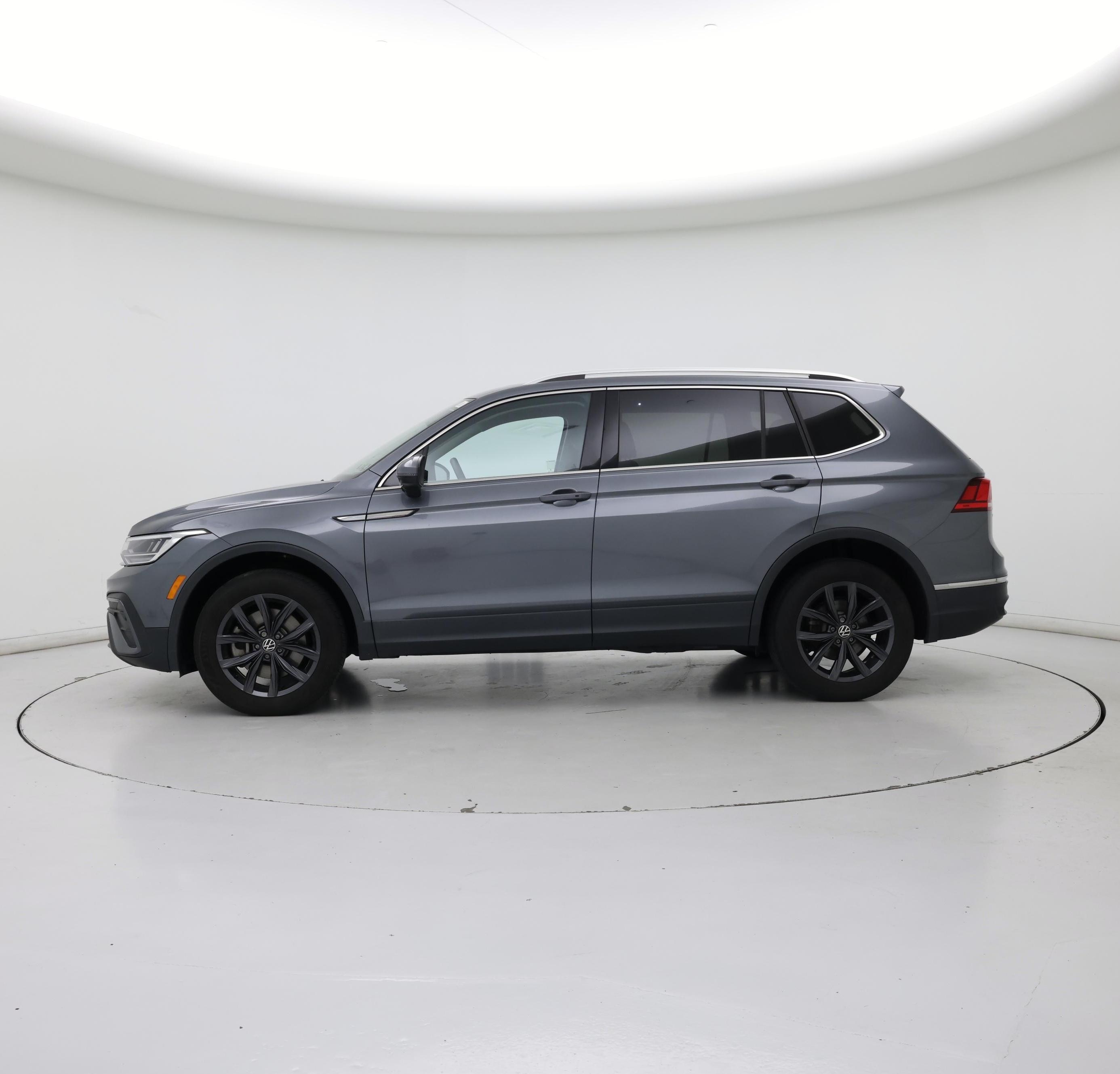 Thumbnail: 2022 Volkswagen Tiguan - 3