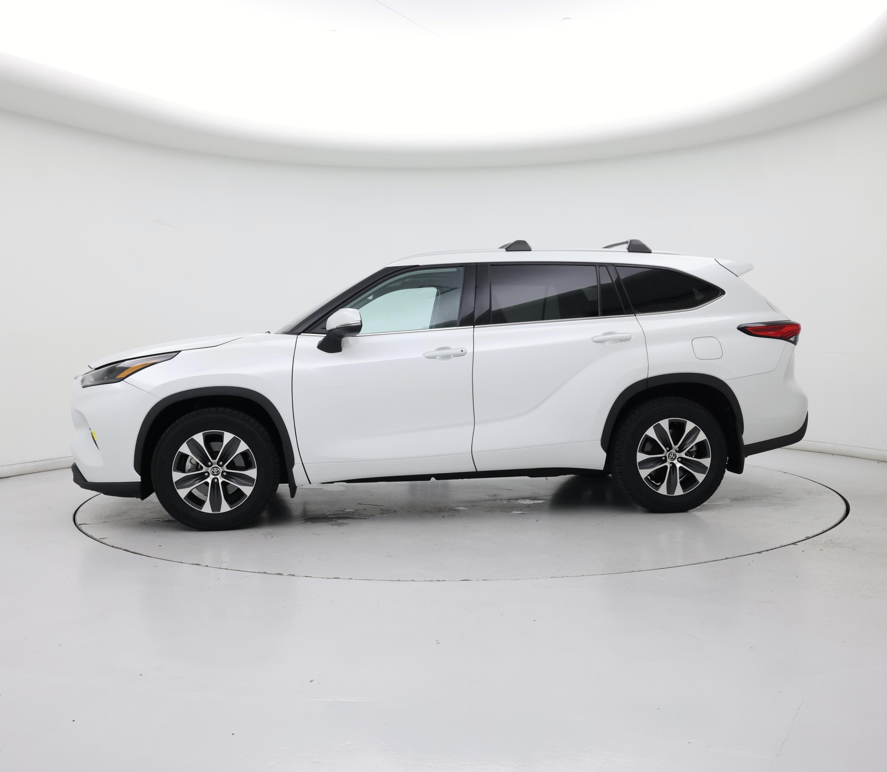 Thumbnail: 2022 Toyota Highlander - 3