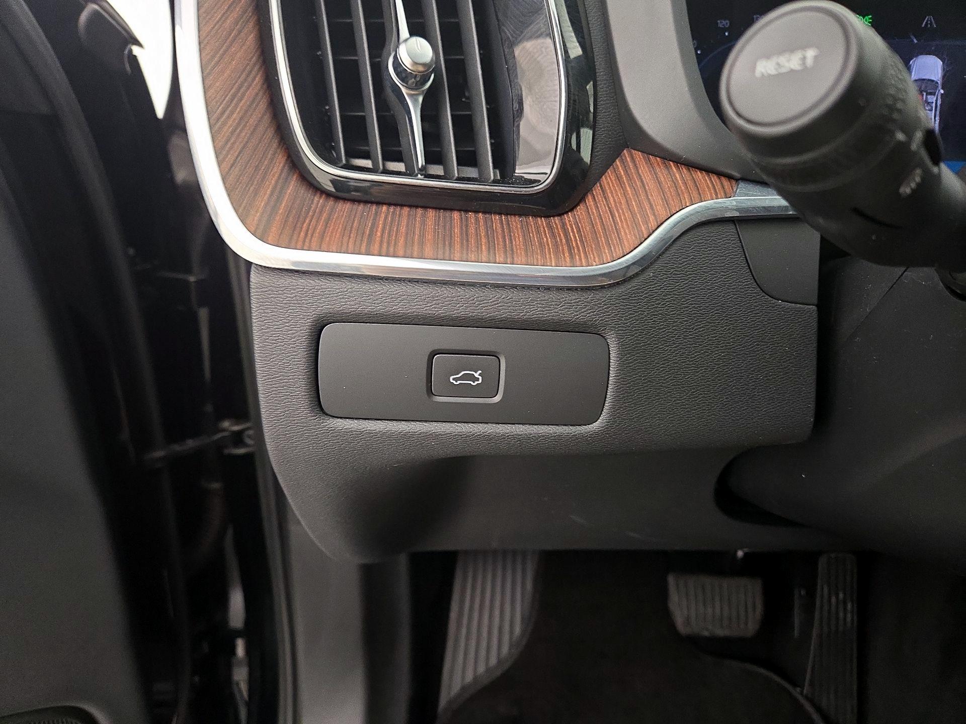 Thumbnail: 2023 Volvo XC60 - 13