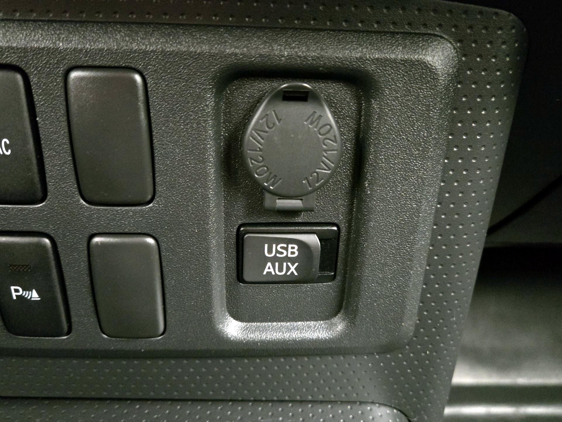 Thumbnail: 2013 Toyota FJ Cruiser - 18