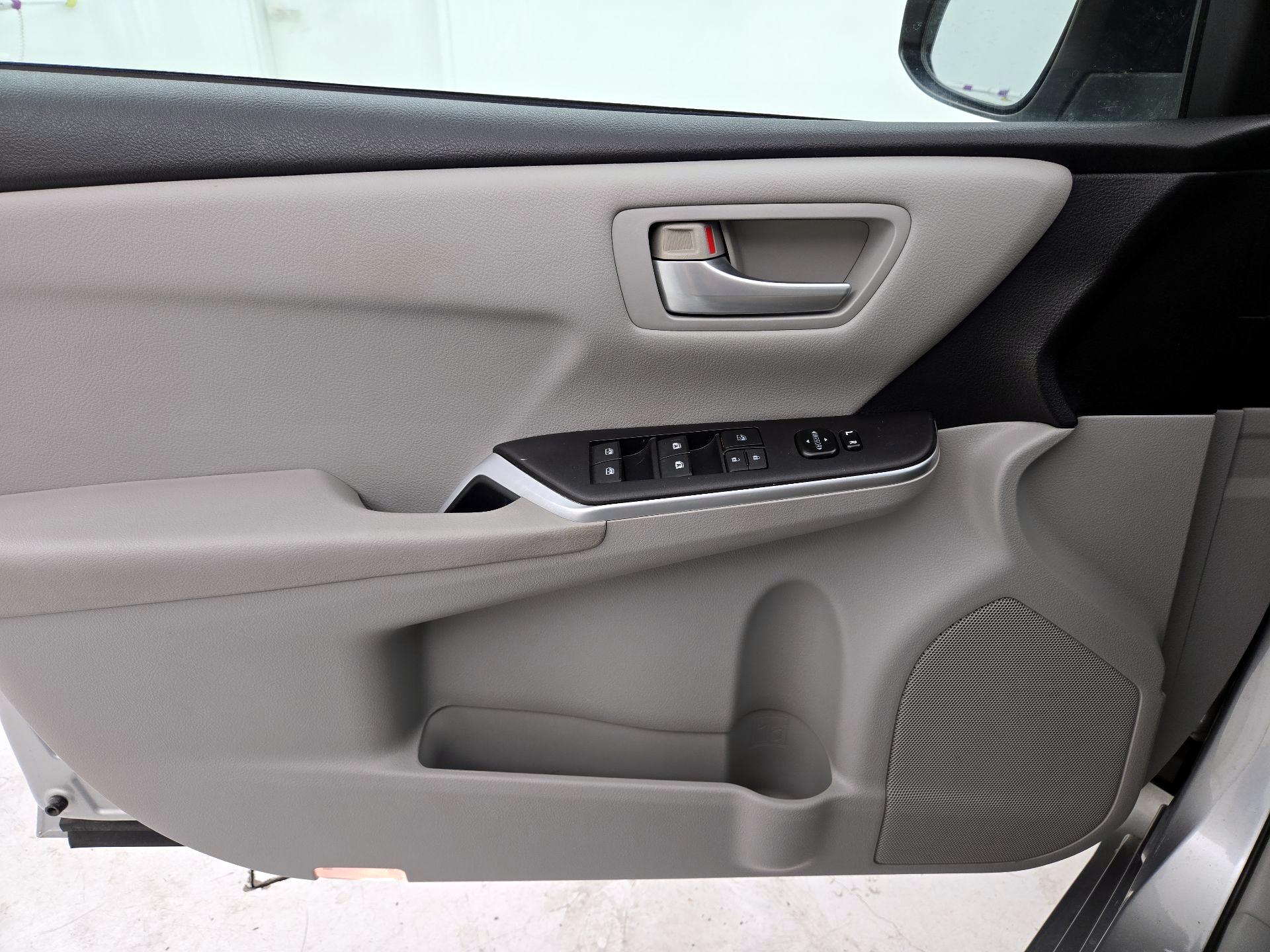Thumbnail: 2015 Toyota Camry - 12