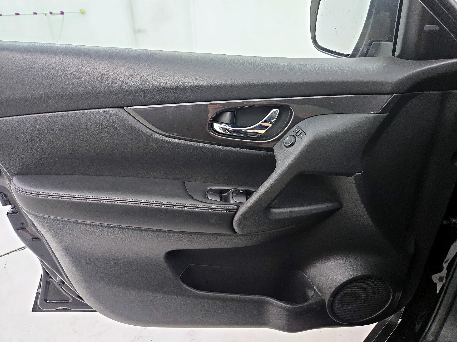 Thumbnail: 2020 Nissan Rogue - 12