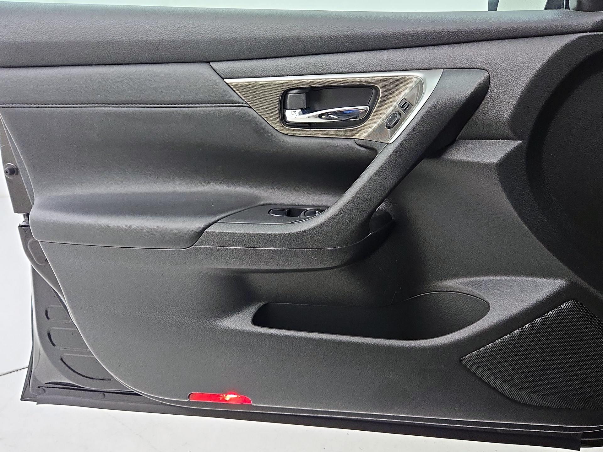 Thumbnail: 2015 Nissan Altima - 12