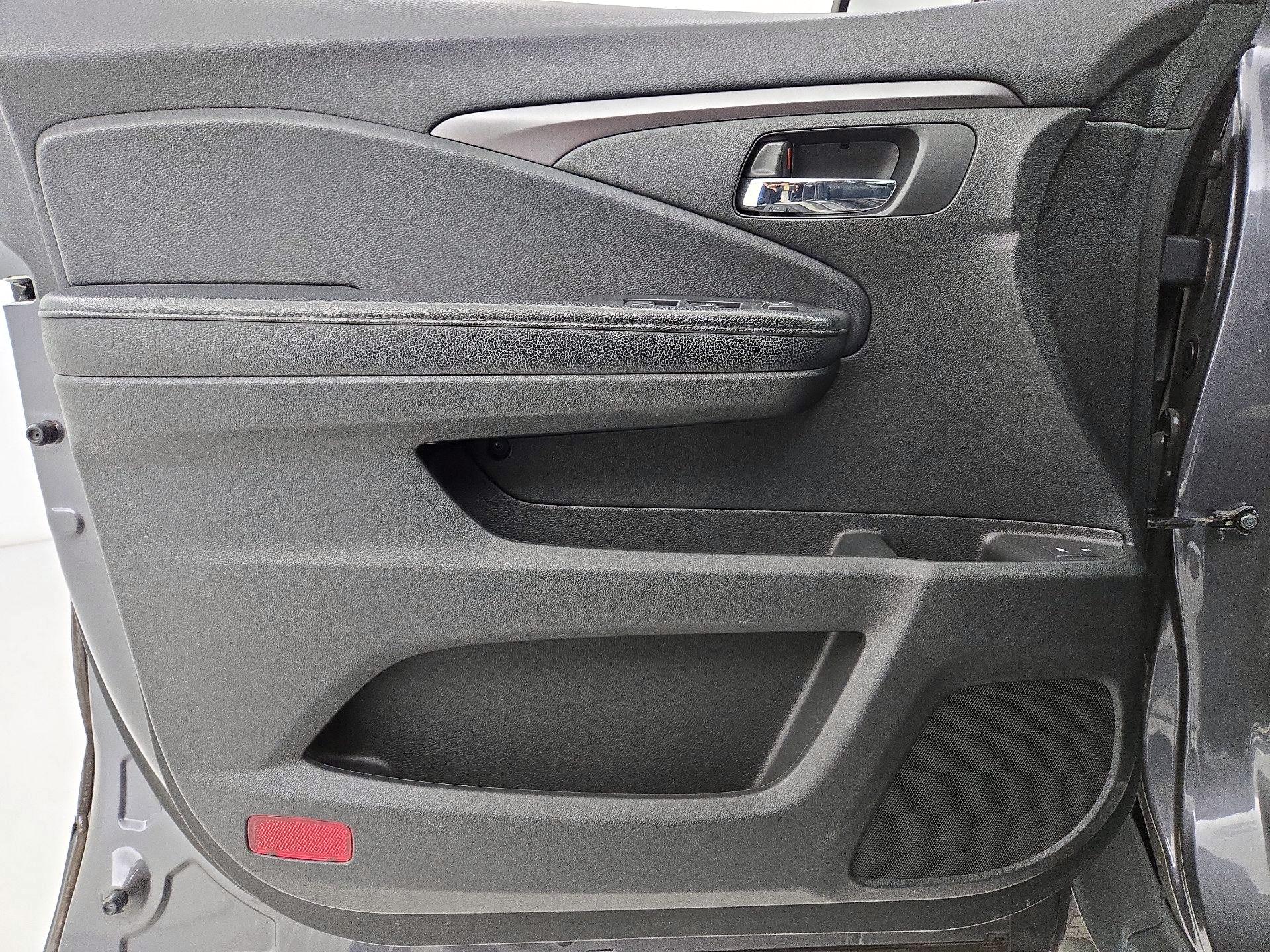 Thumbnail: 2017 Honda Pilot - 12