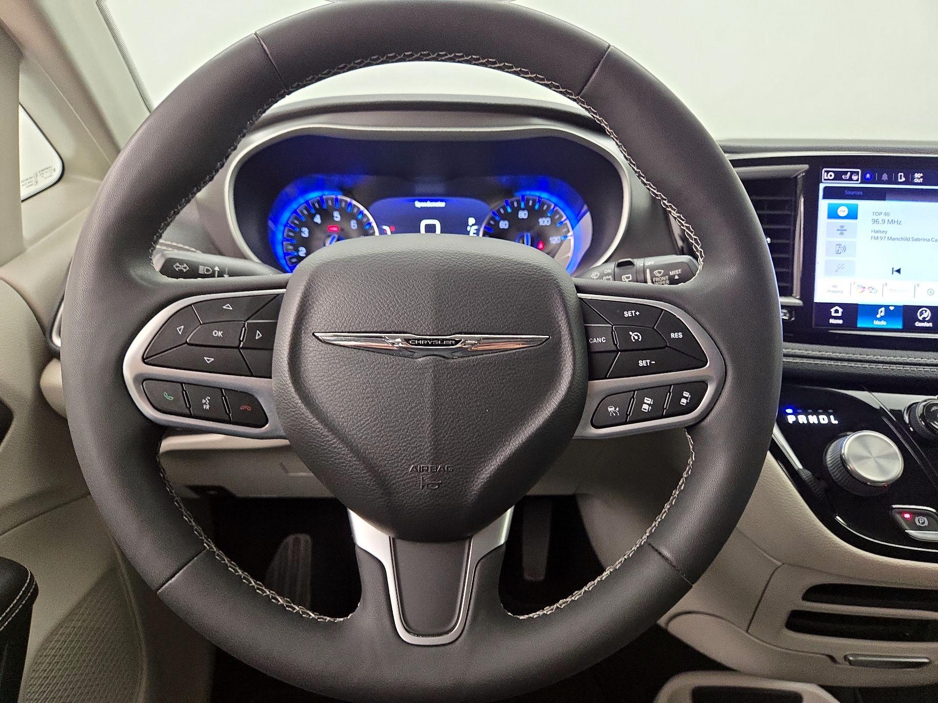 Thumbnail: 2022 Chrysler Pacifica - 10