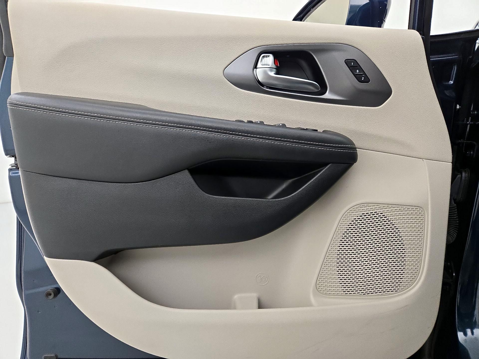 Thumbnail: 2022 Chrysler Pacifica - 12