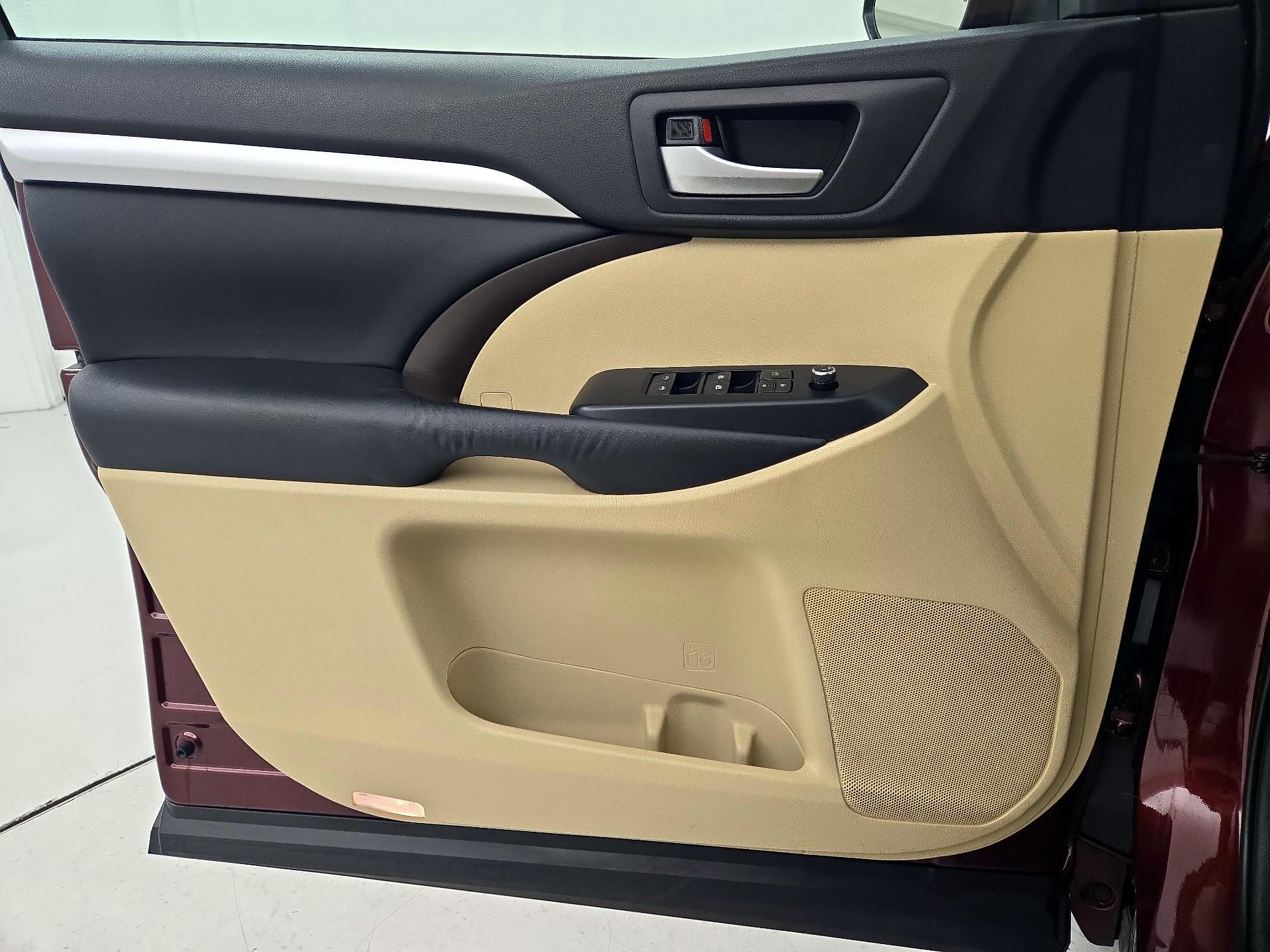 Thumbnail: 2015 Toyota Highlander - 12