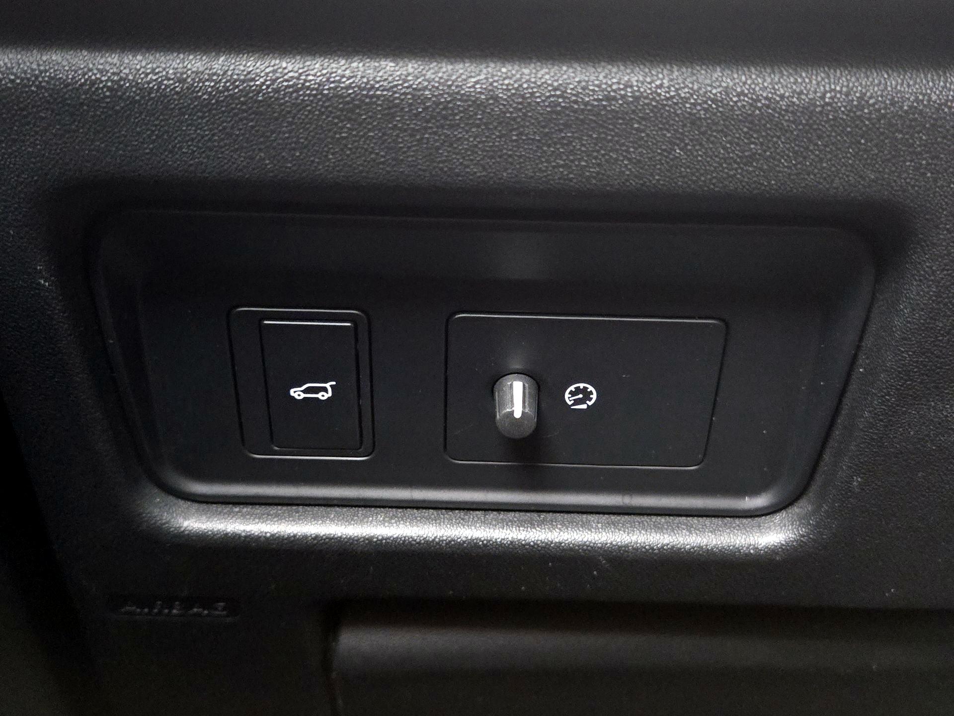 Thumbnail: 2019 Land Rover Discovery Sport - 13