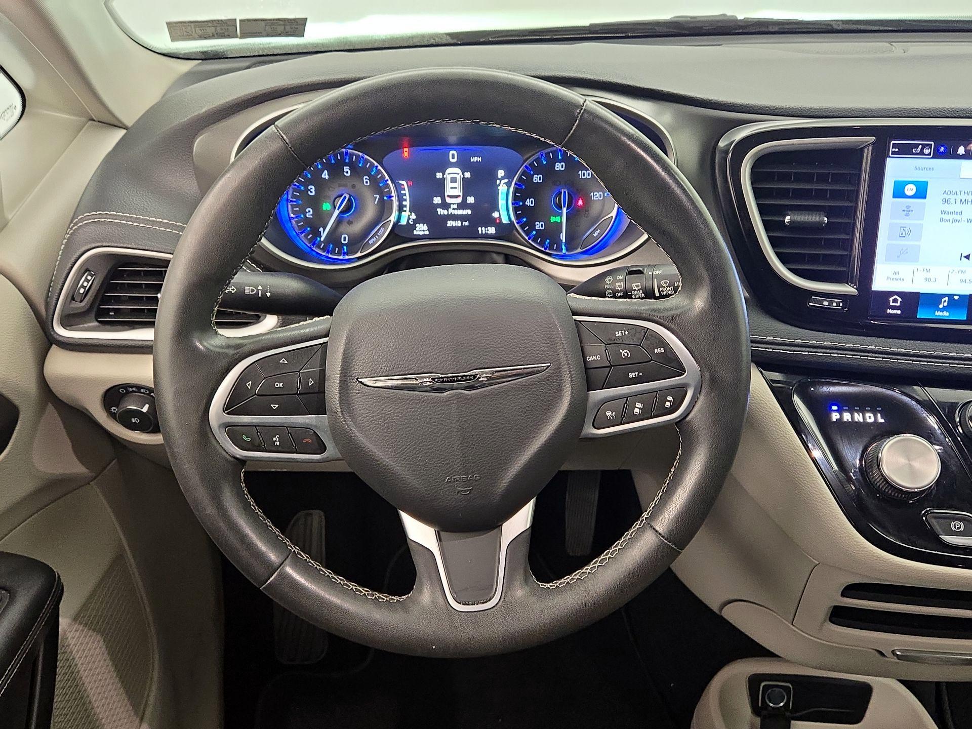 Thumbnail: 2023 Chrysler Pacifica - 10