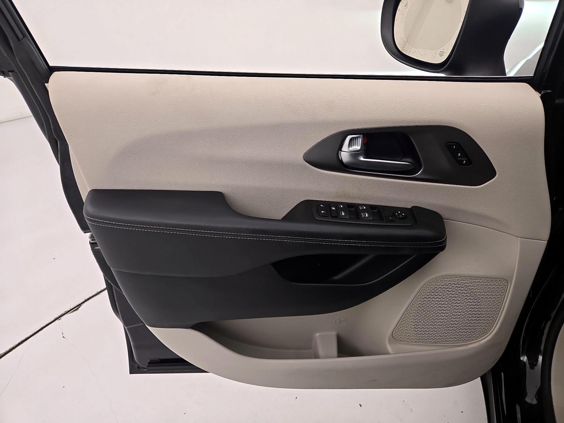 Thumbnail: 2023 Chrysler Pacifica - 12