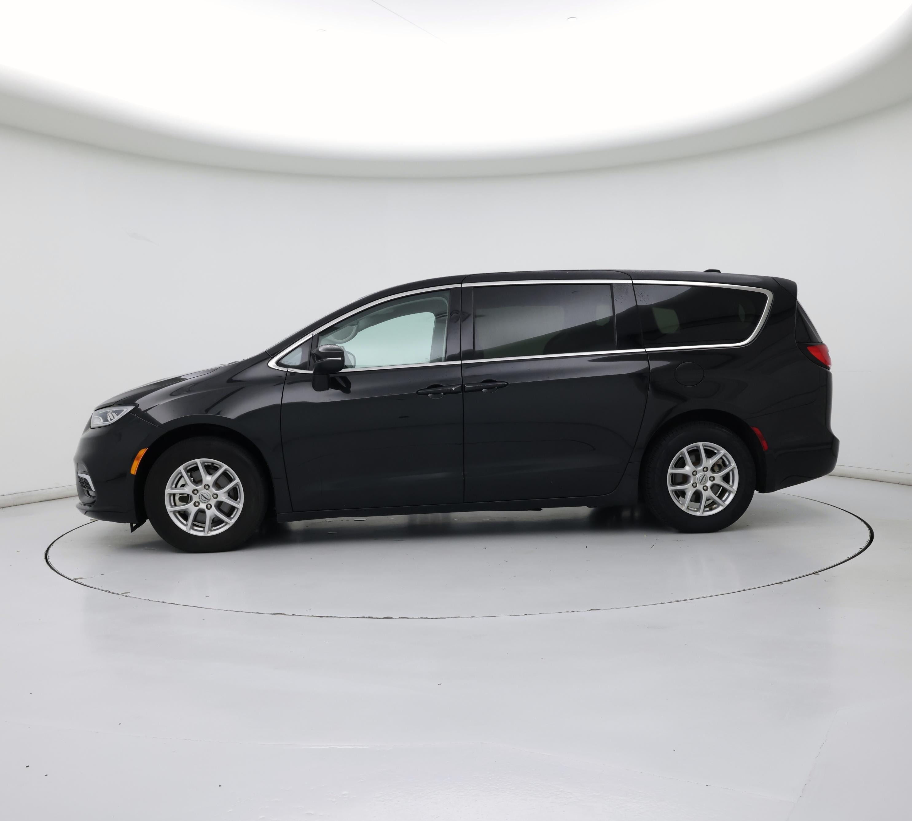 Thumbnail: 2023 Chrysler Pacifica - 3