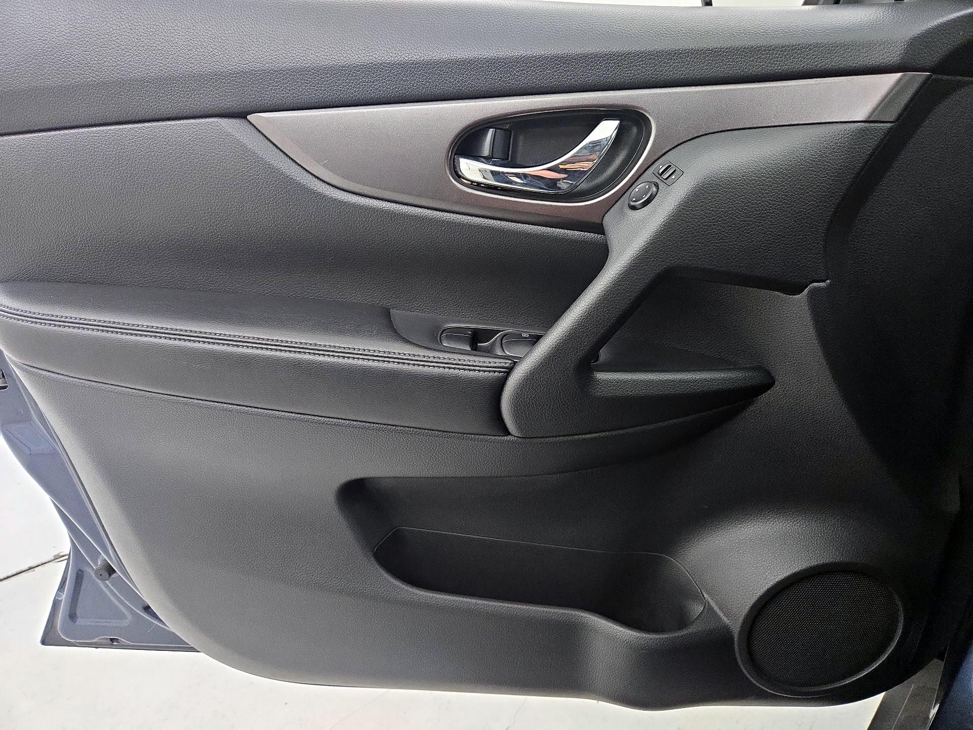 Thumbnail: 2015 Nissan Rogue - 12
