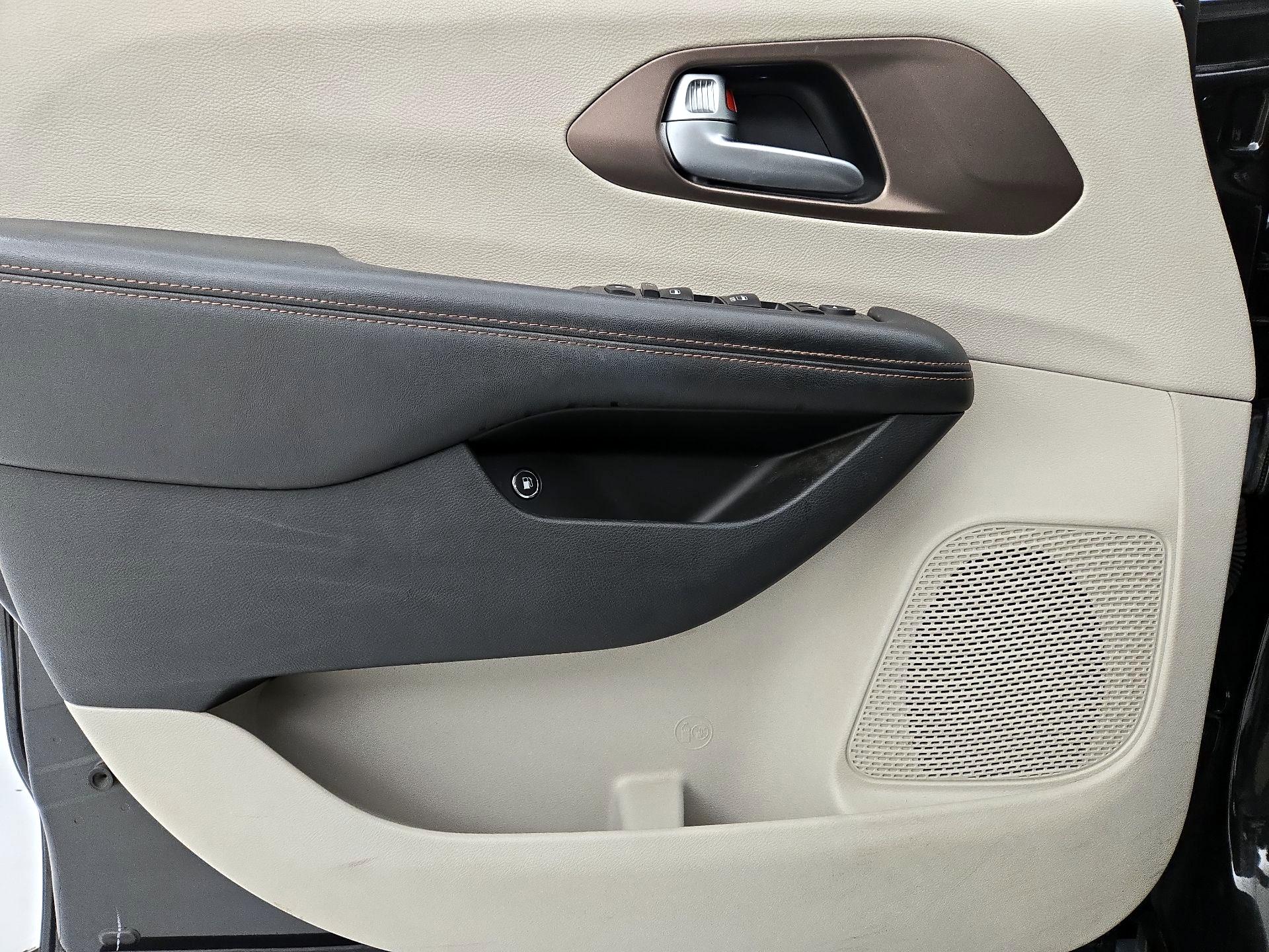 Thumbnail: 2018 Chrysler Pacifica - 12
