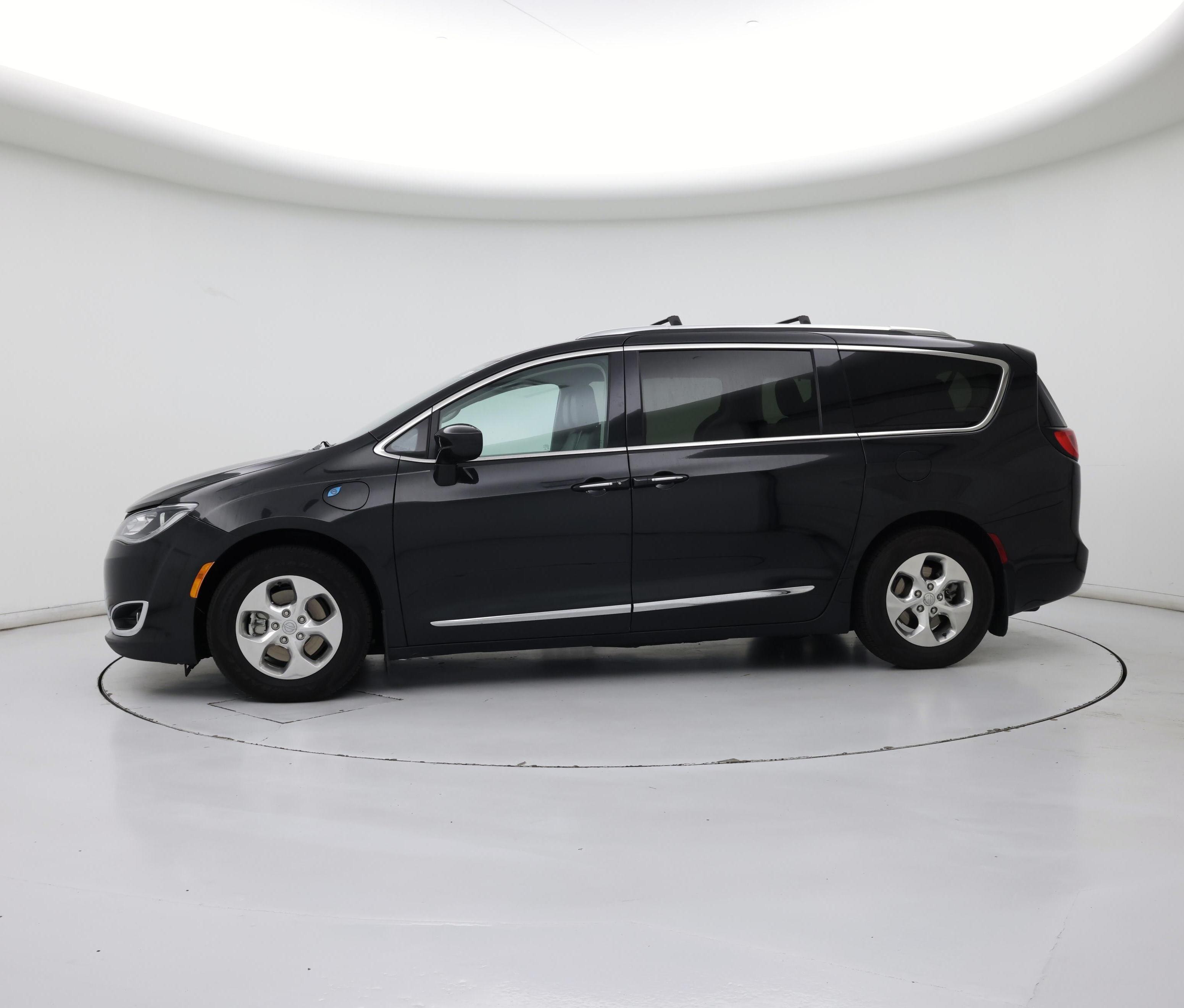 Thumbnail: 2018 Chrysler Pacifica - 3