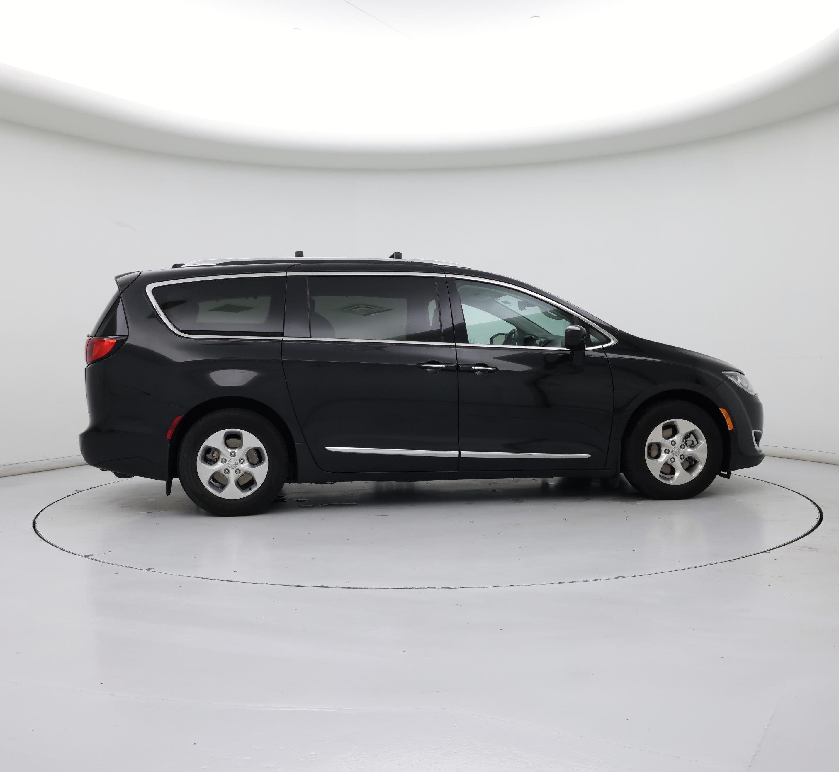 Thumbnail: 2018 Chrysler Pacifica - 7