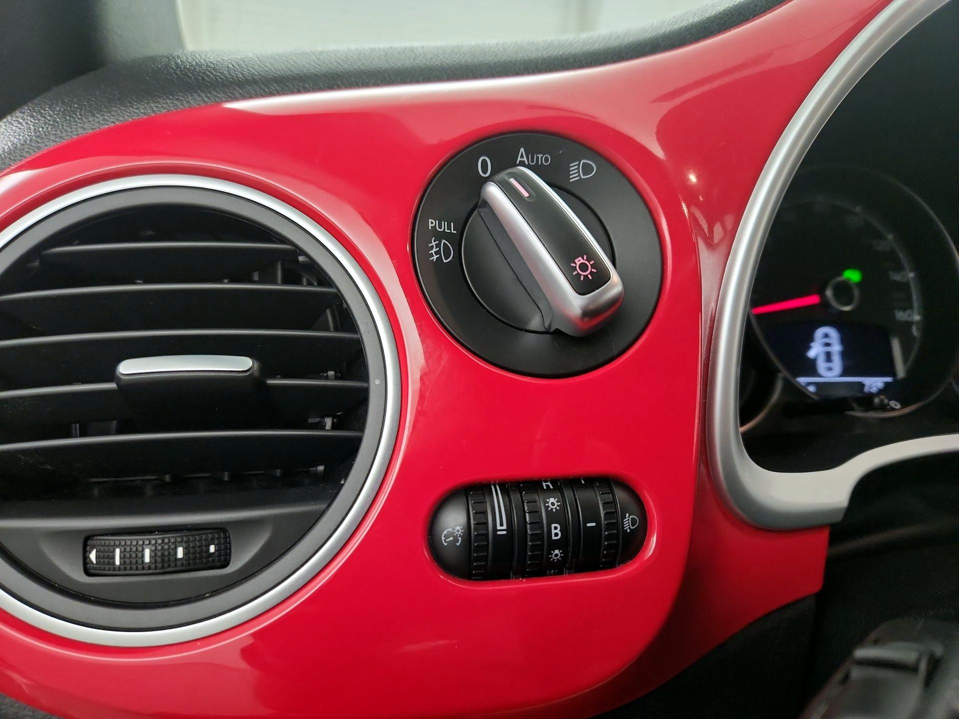 Thumbnail: 2019 Volkswagen Beetle - 13