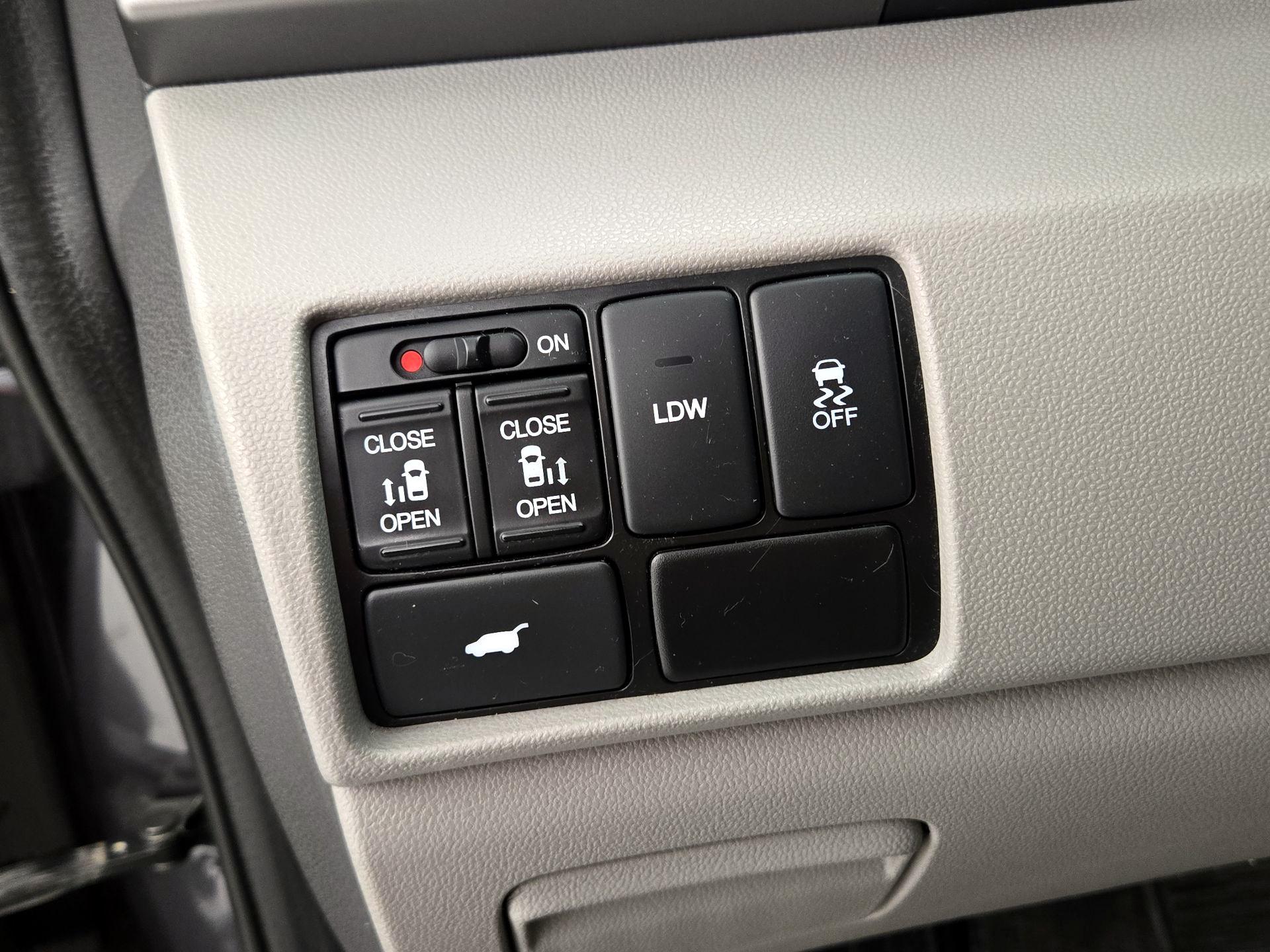 Thumbnail: 2015 Honda Odyssey - 13