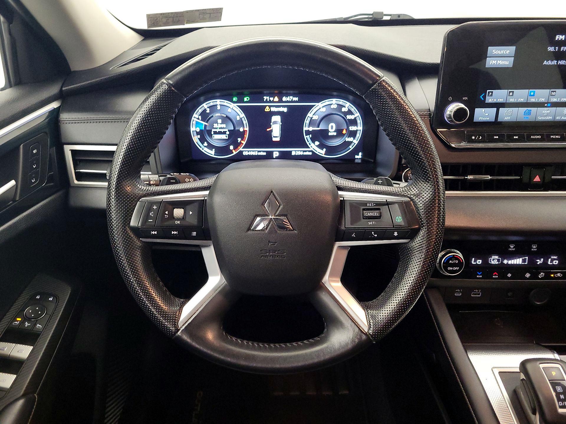 Thumbnail: 2022 Mitsubishi Outlander - 10
