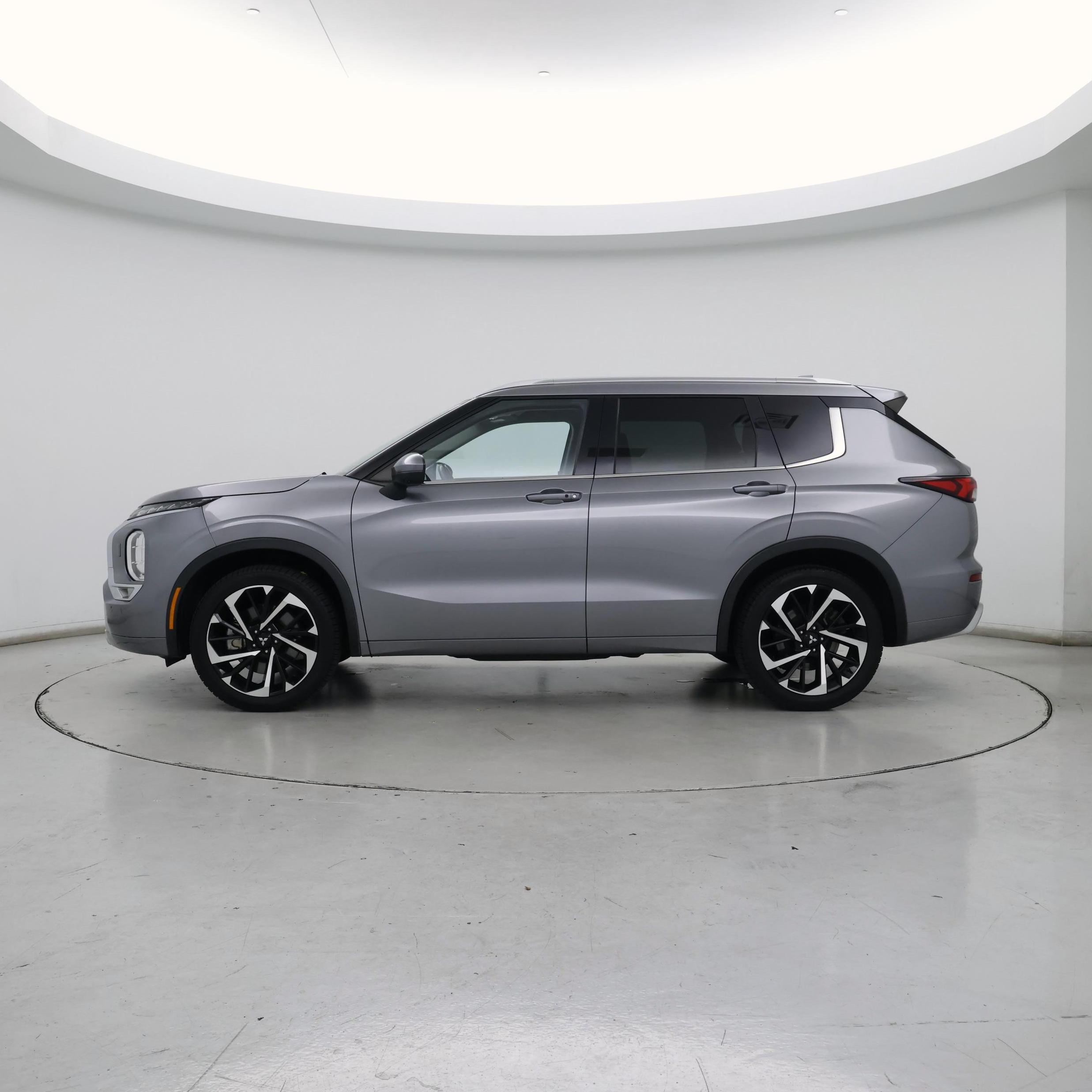 Thumbnail: 2022 Mitsubishi Outlander - 3