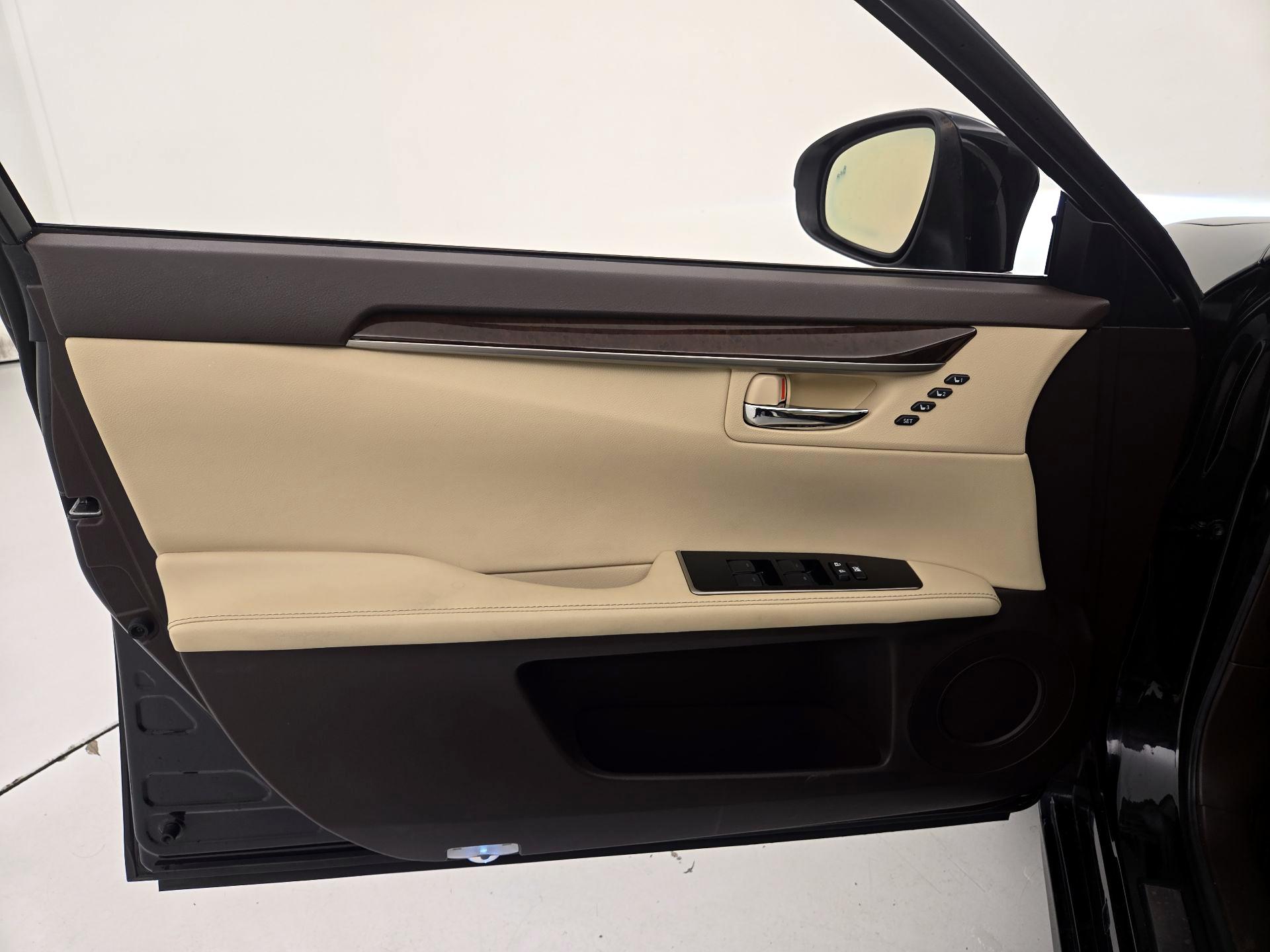 Thumbnail: 2016 Lexus ES - 12