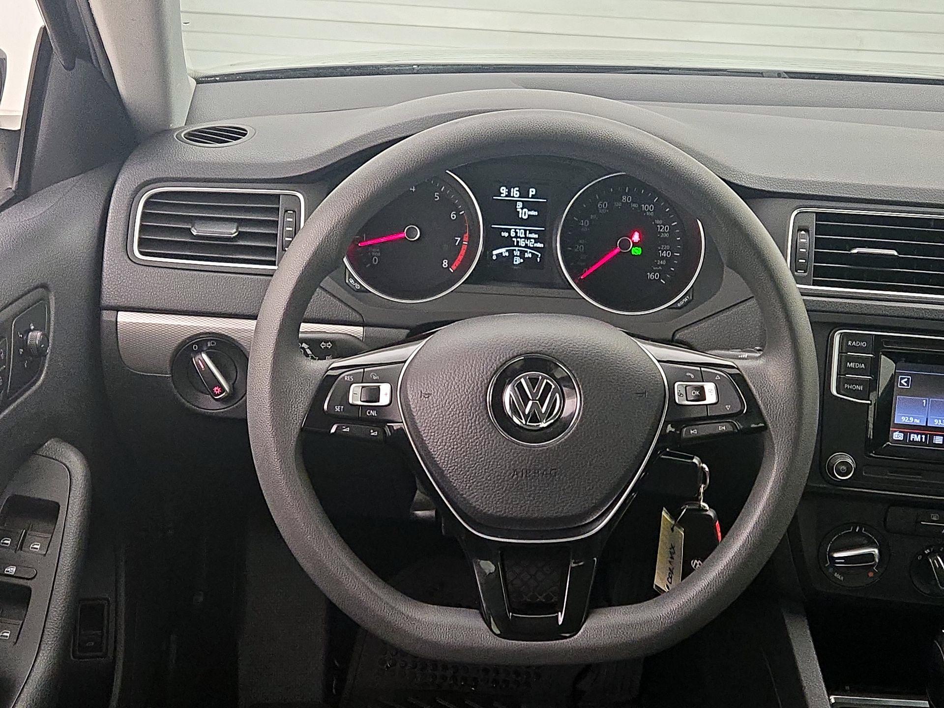 Thumbnail: 2017 Volkswagen Jetta - 10