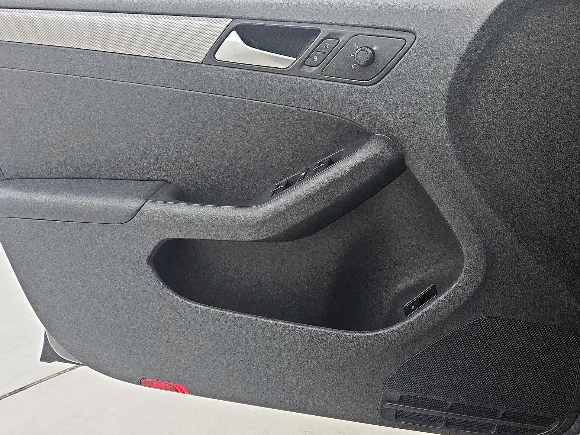 Thumbnail: 2017 Volkswagen Jetta - 12