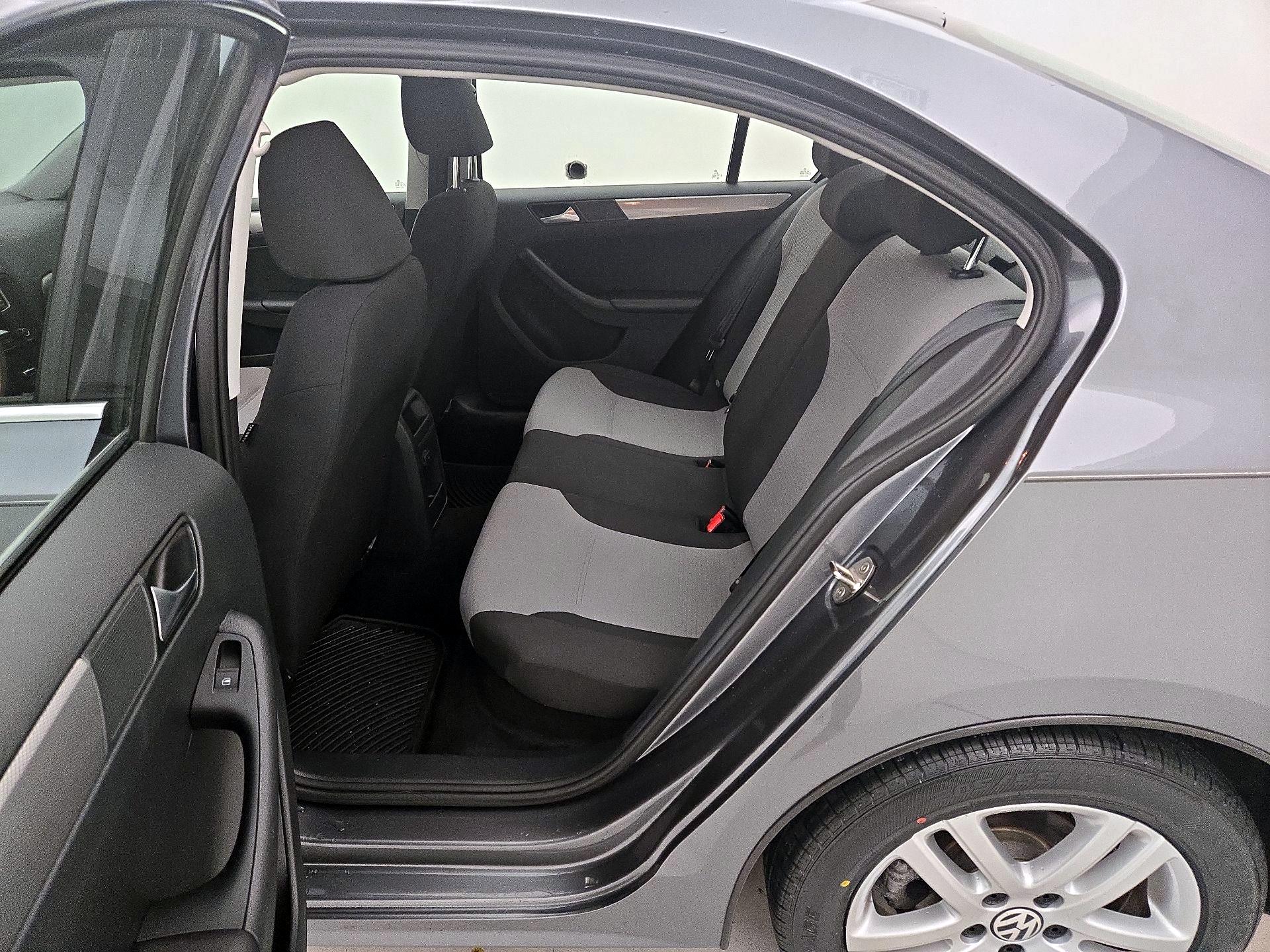 Thumbnail: 2017 Volkswagen Jetta - 18