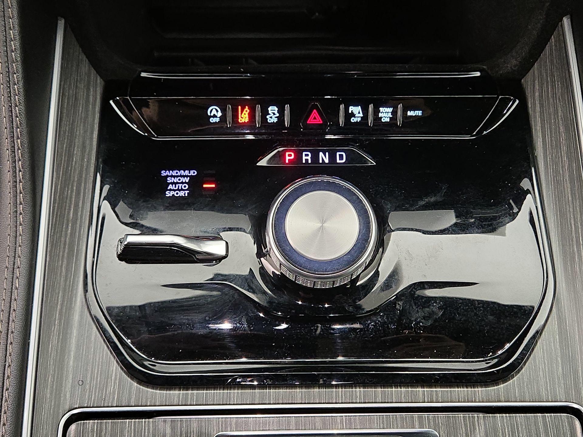 Thumbnail: 2023 Jeep Wagoneer - 18