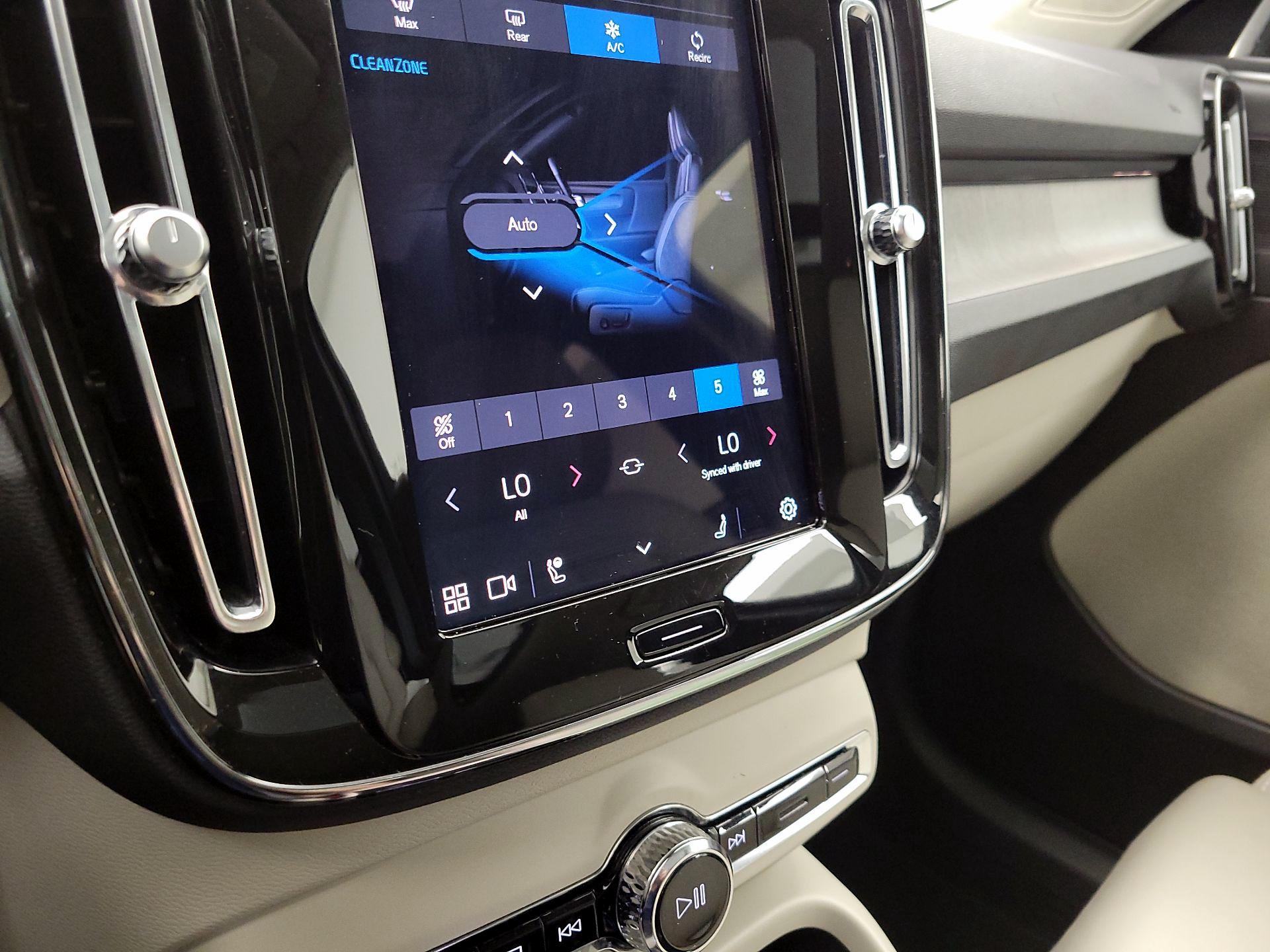 Thumbnail: 2023 Volvo XC40 - 16