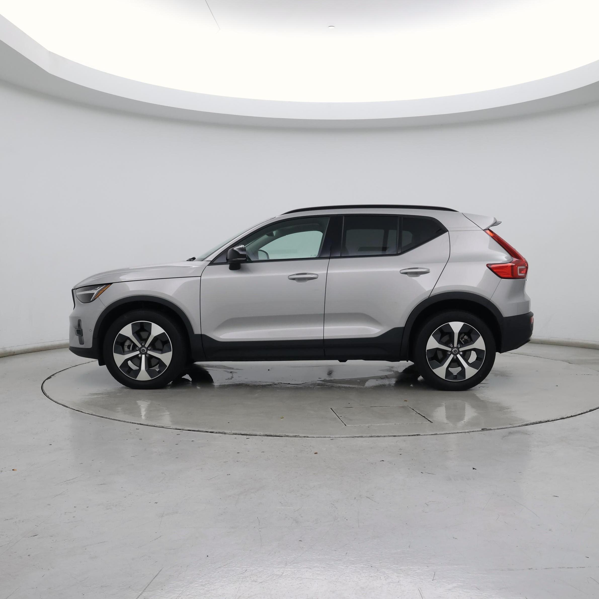 Thumbnail: 2023 Volvo XC40 - 3