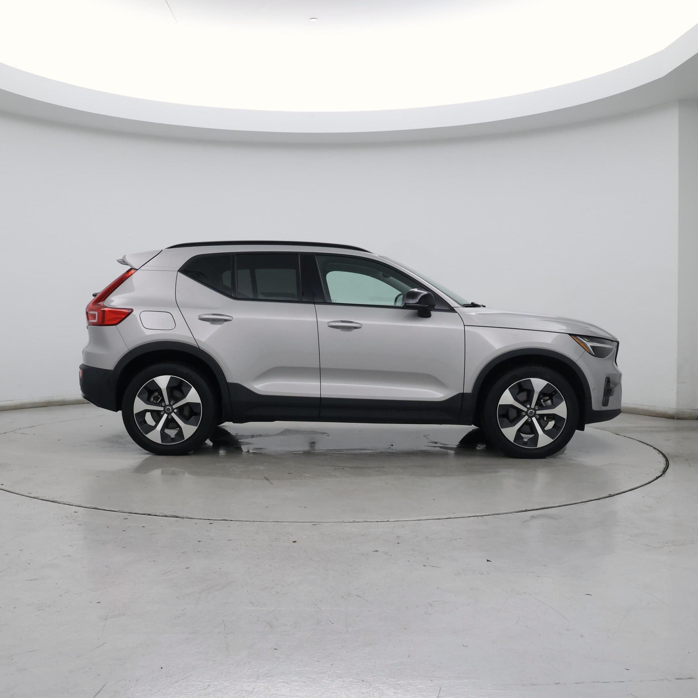 Thumbnail: 2023 Volvo XC40 - 7