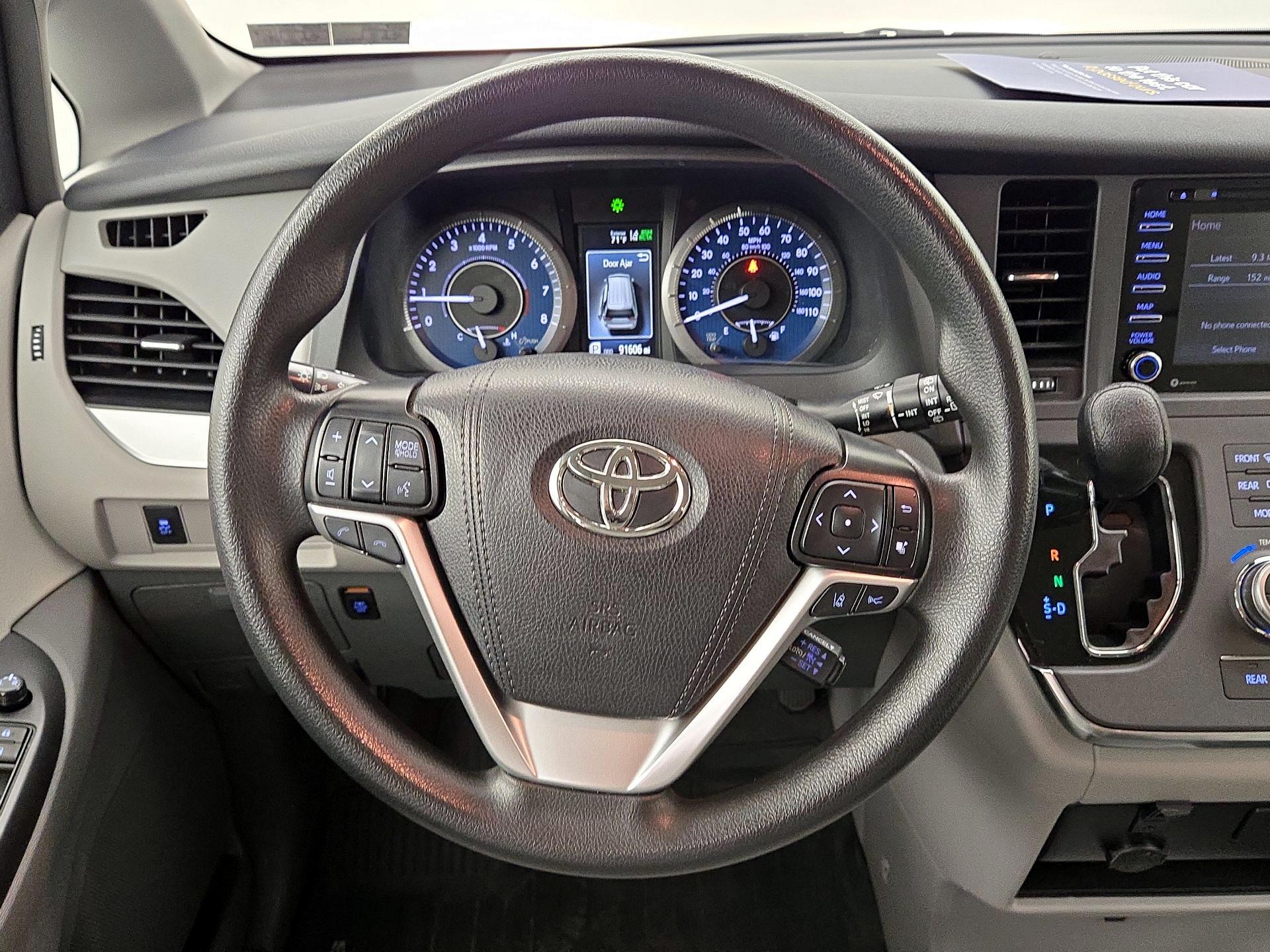 Thumbnail: 2019 Toyota Sienna - 10
