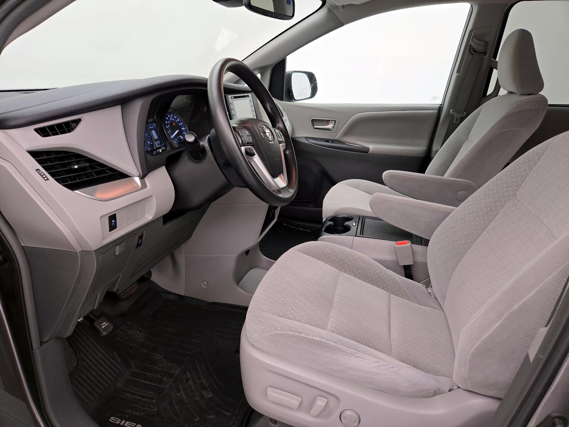 Thumbnail: 2019 Toyota Sienna - 11