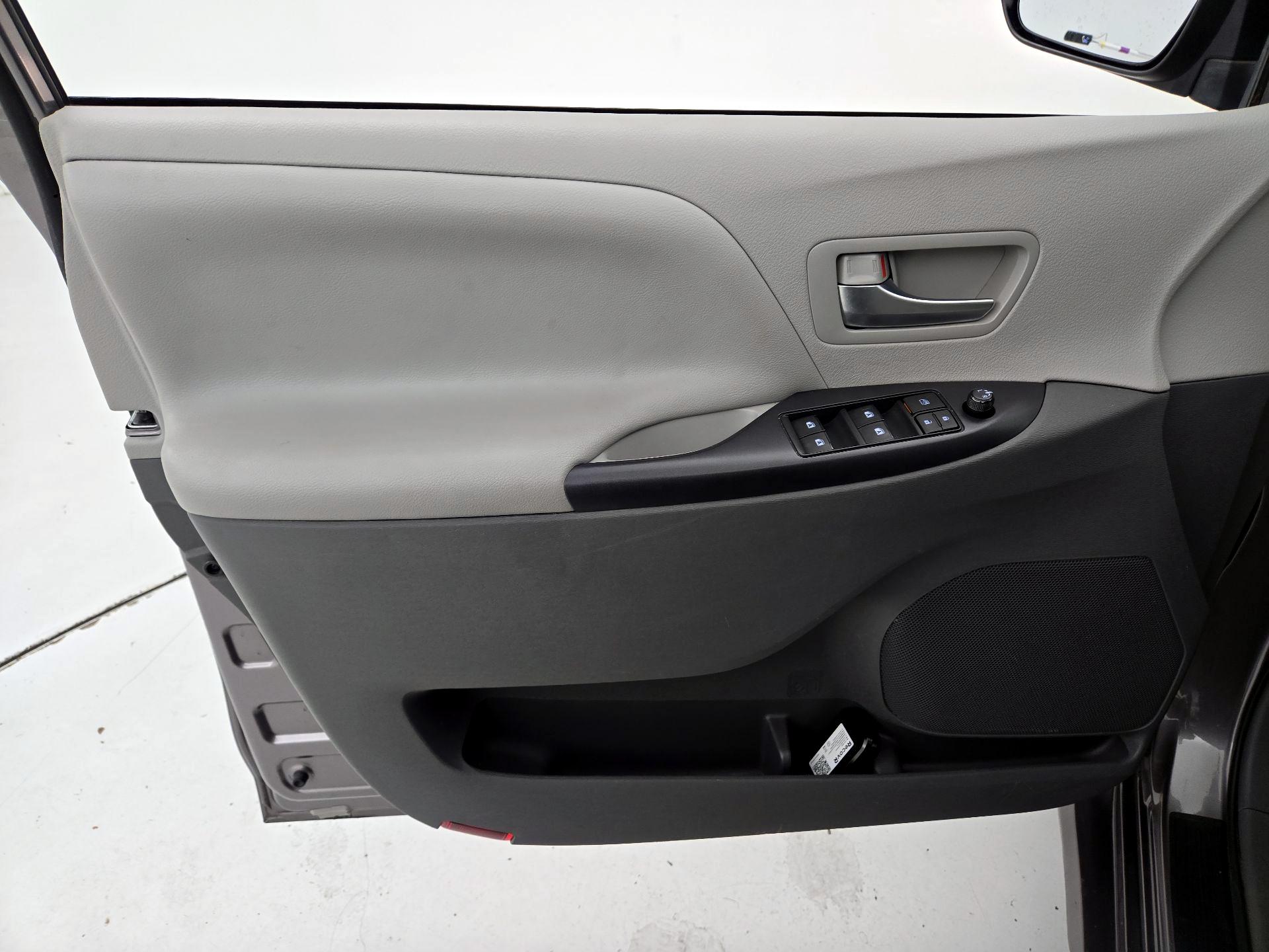 Thumbnail: 2019 Toyota Sienna - 12