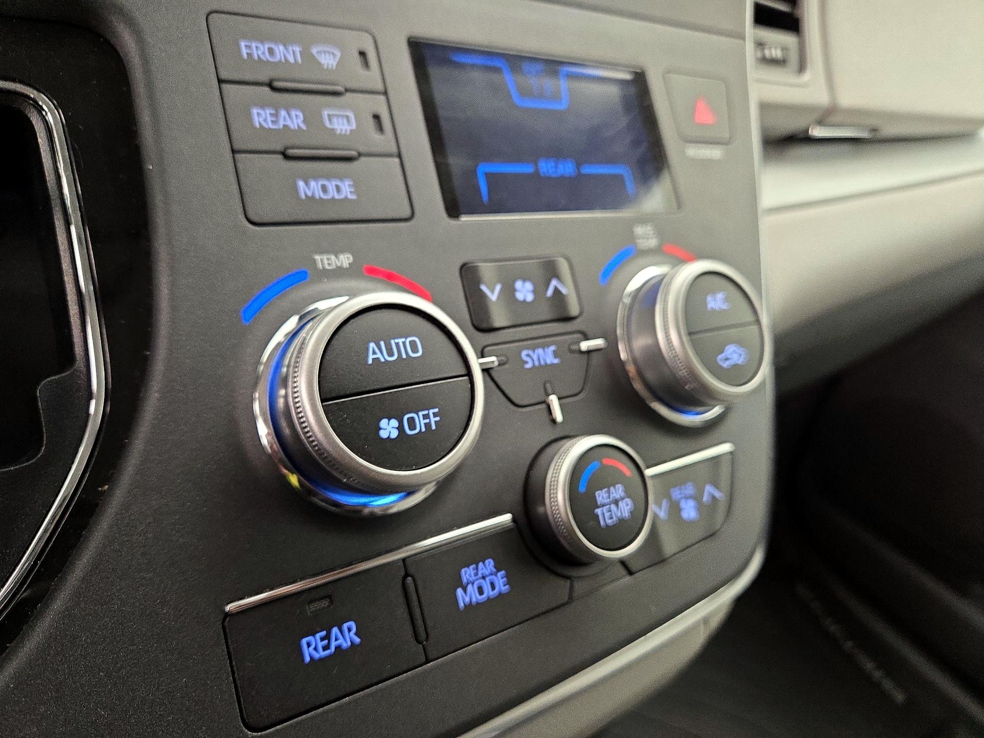 Thumbnail: 2019 Toyota Sienna - 15