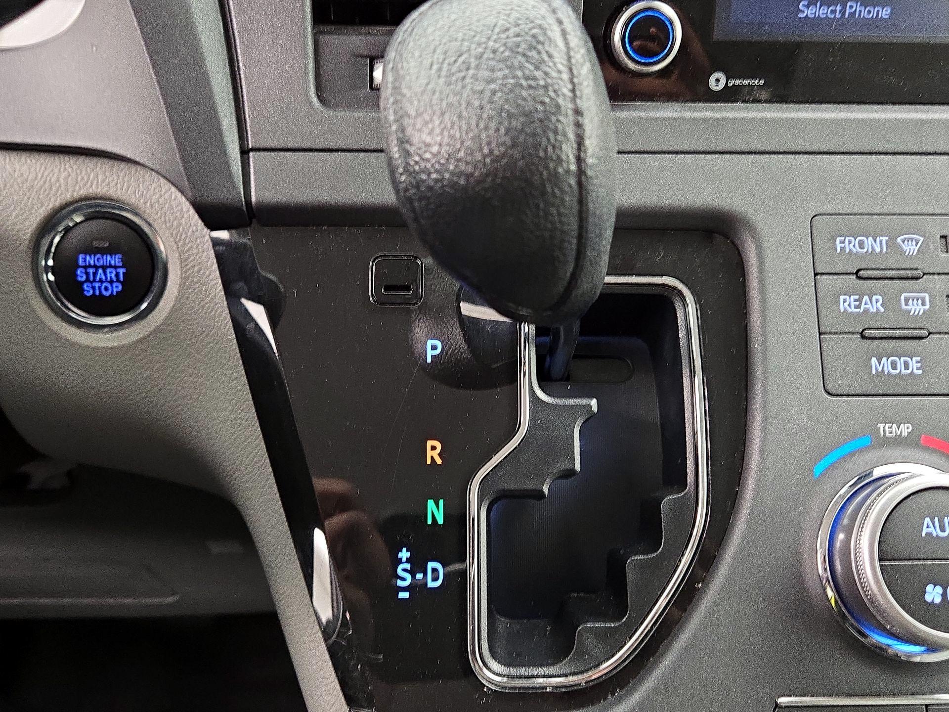 Thumbnail: 2019 Toyota Sienna - 16