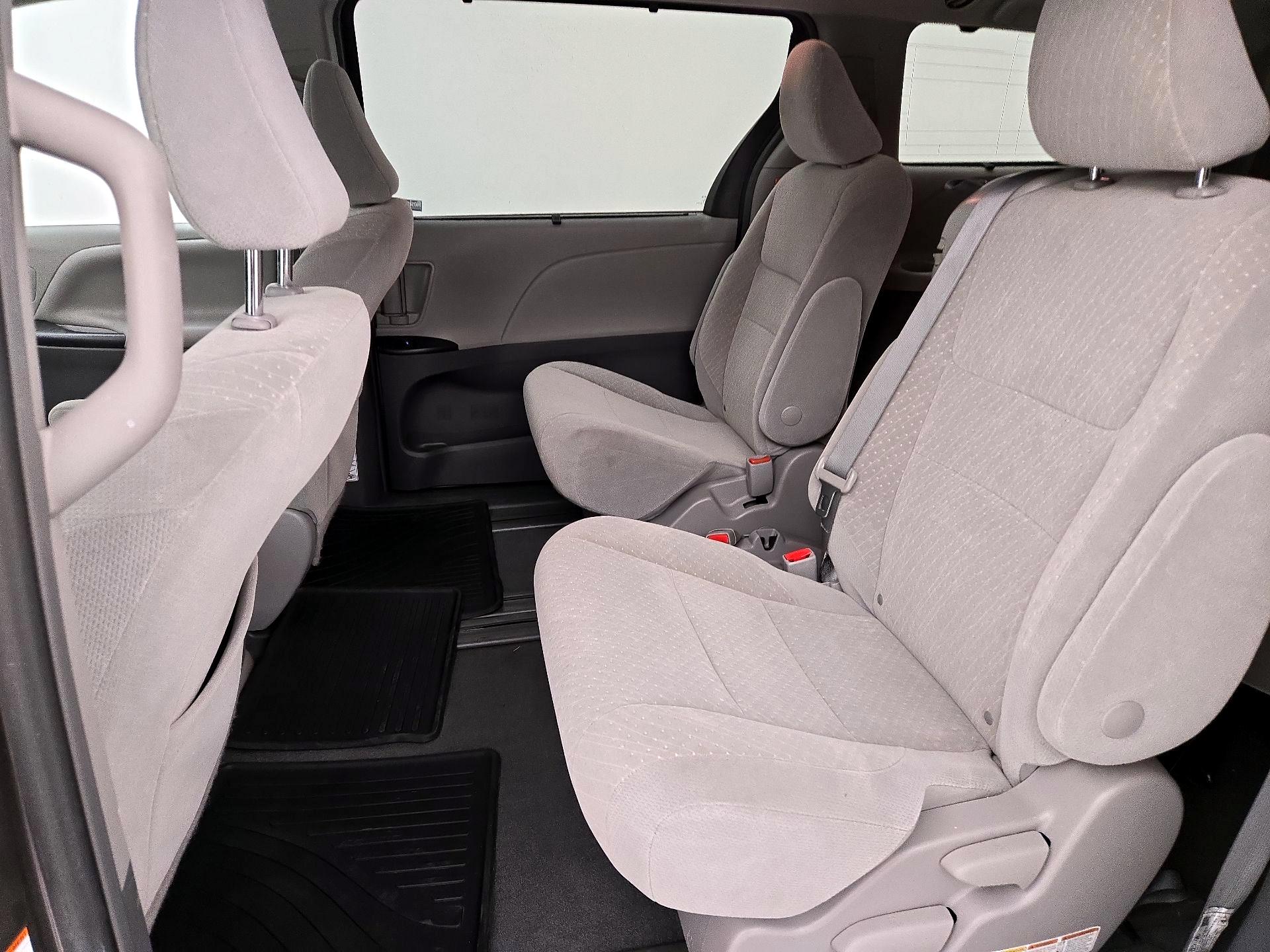 Thumbnail: 2019 Toyota Sienna - 17