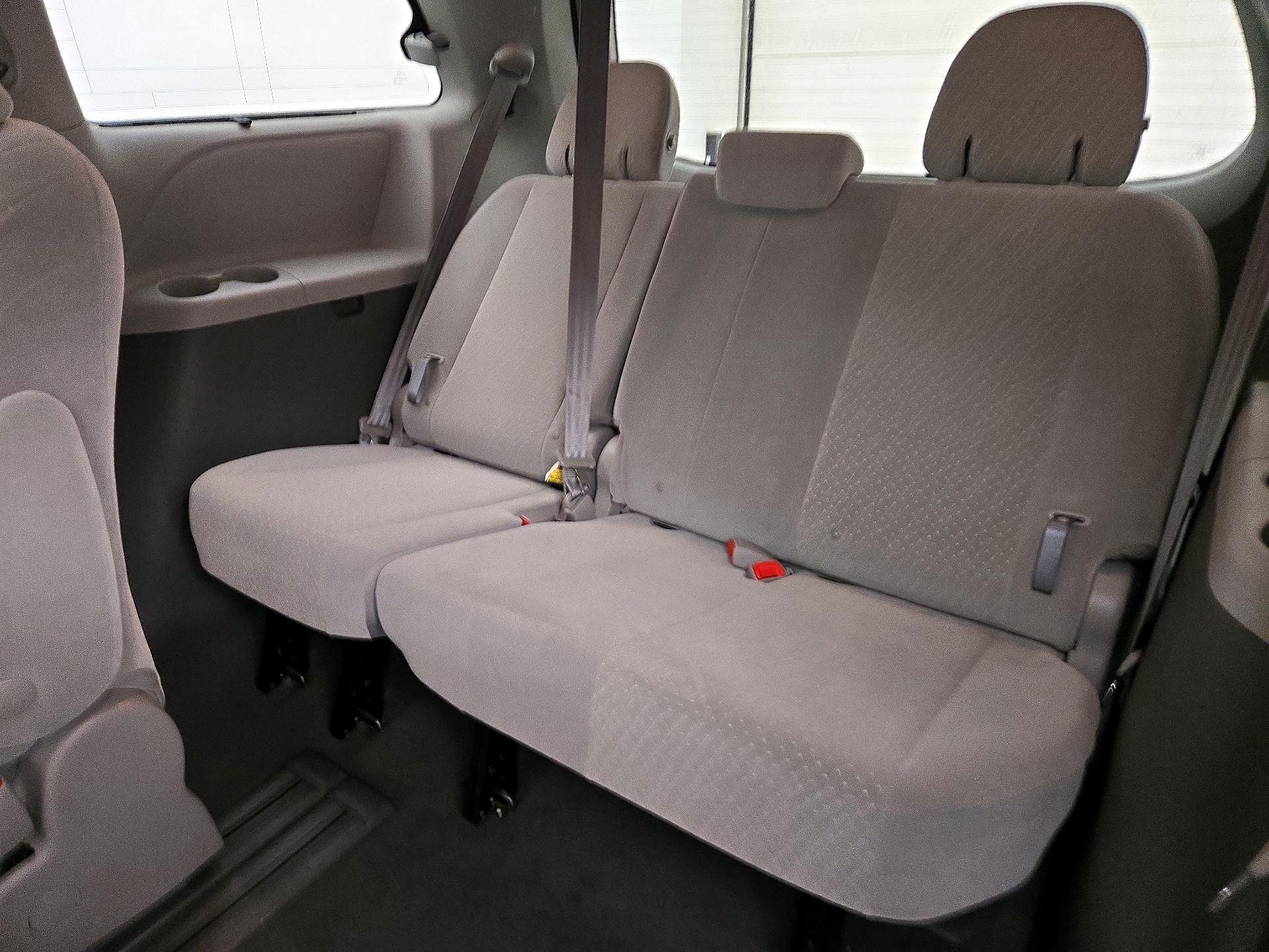 Thumbnail: 2019 Toyota Sienna - 18
