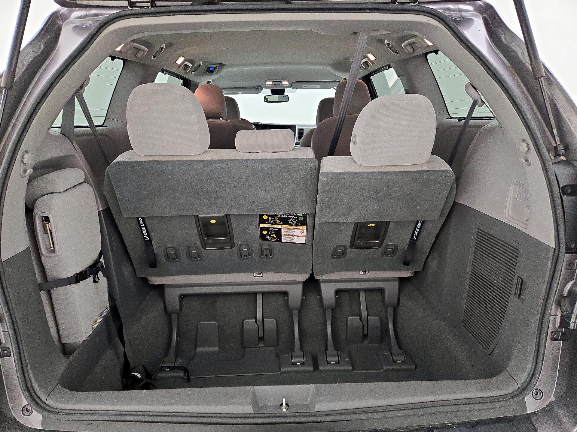 Thumbnail: 2019 Toyota Sienna - 19