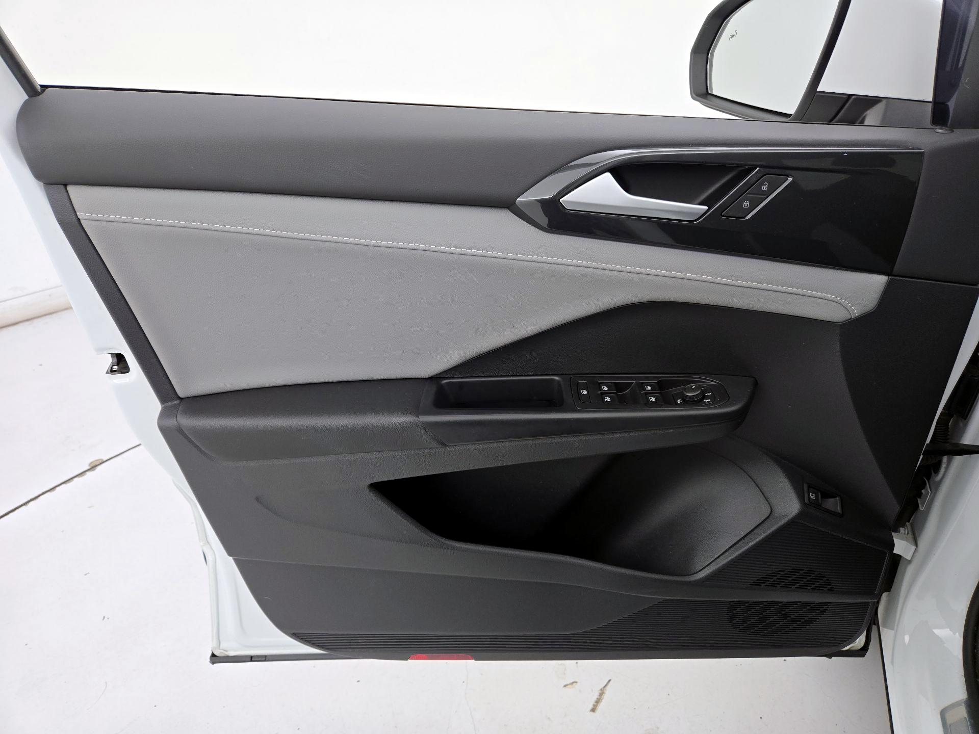 Thumbnail: 2022 Volkswagen Taos - 12